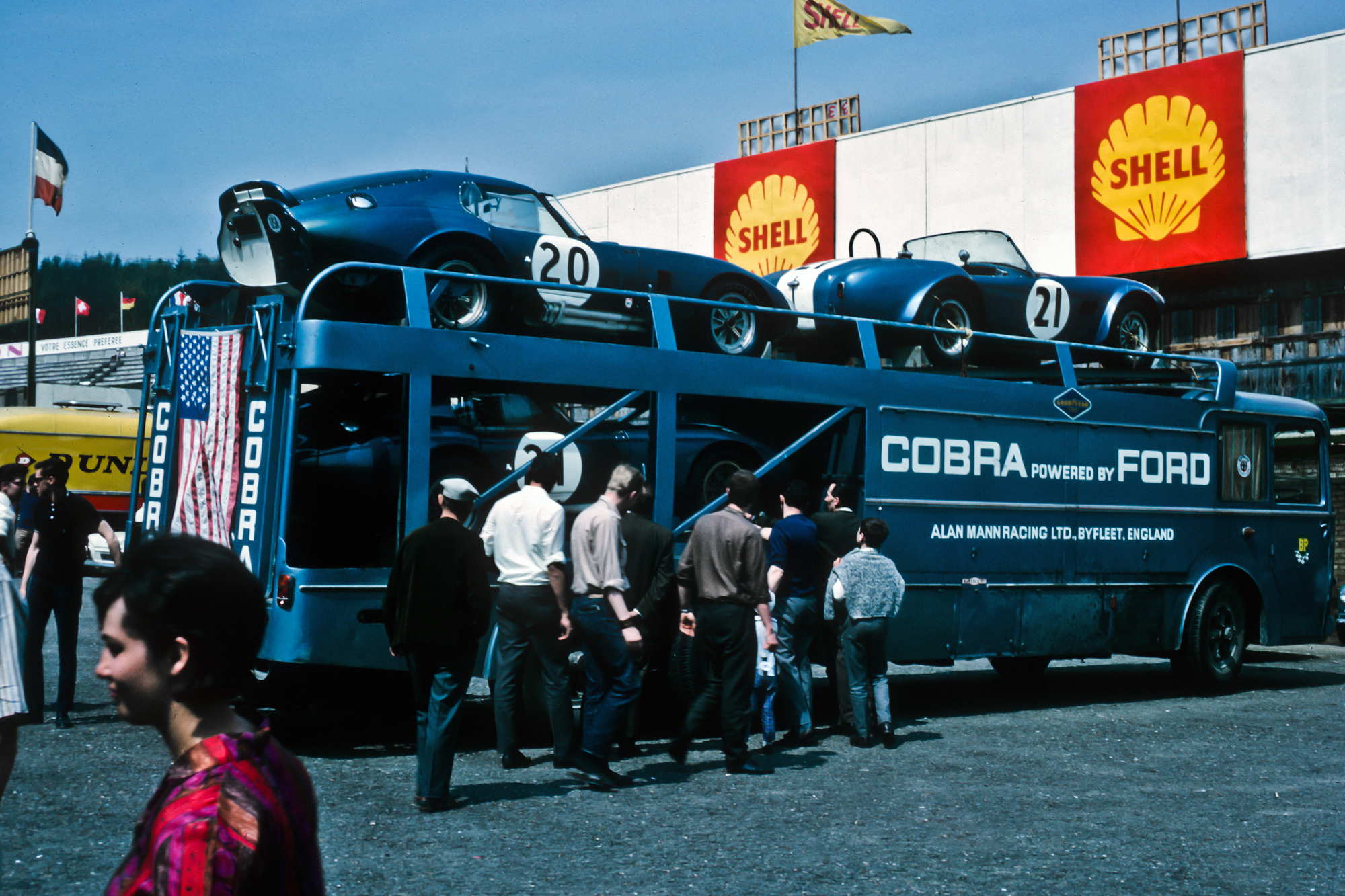 Alan Mann Racing ran the European rounds of the World GT Championship with Cobras for Carroll Shelby and Ford, with Sir John Whitmore, Jack Sears and Bob Bondurant among the drivers, resulting in the first World Championship win for an American manufacturer.