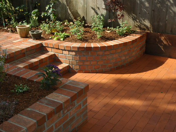 Artisans Landscape Rounded Brick Planter