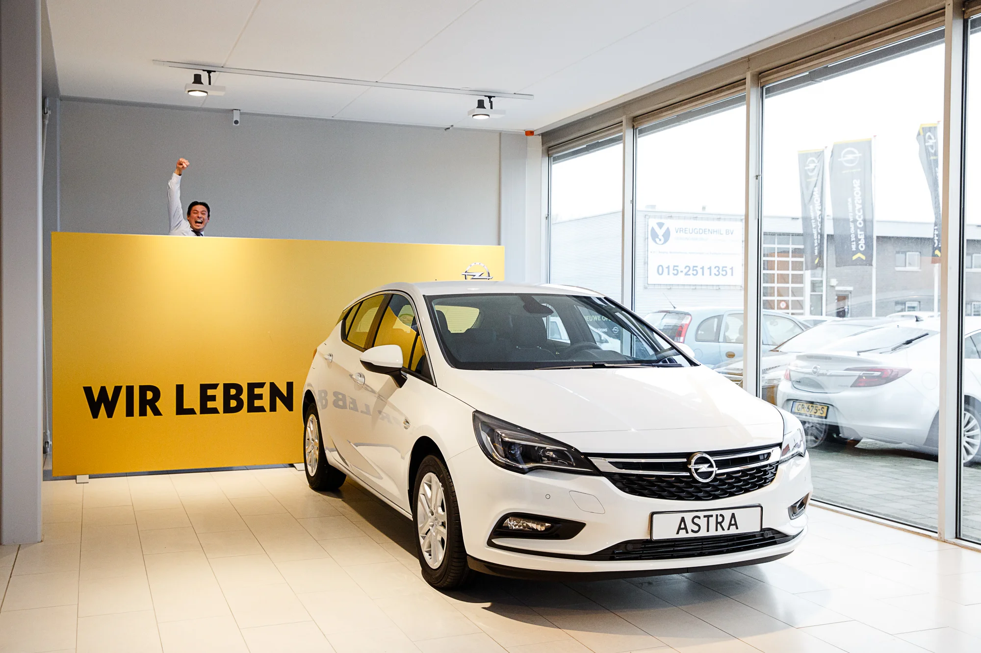 Verkoopadviseur Stephan van Brakel en de nieuwe Opel Astra bij Orange Motors in Rotterdam. 