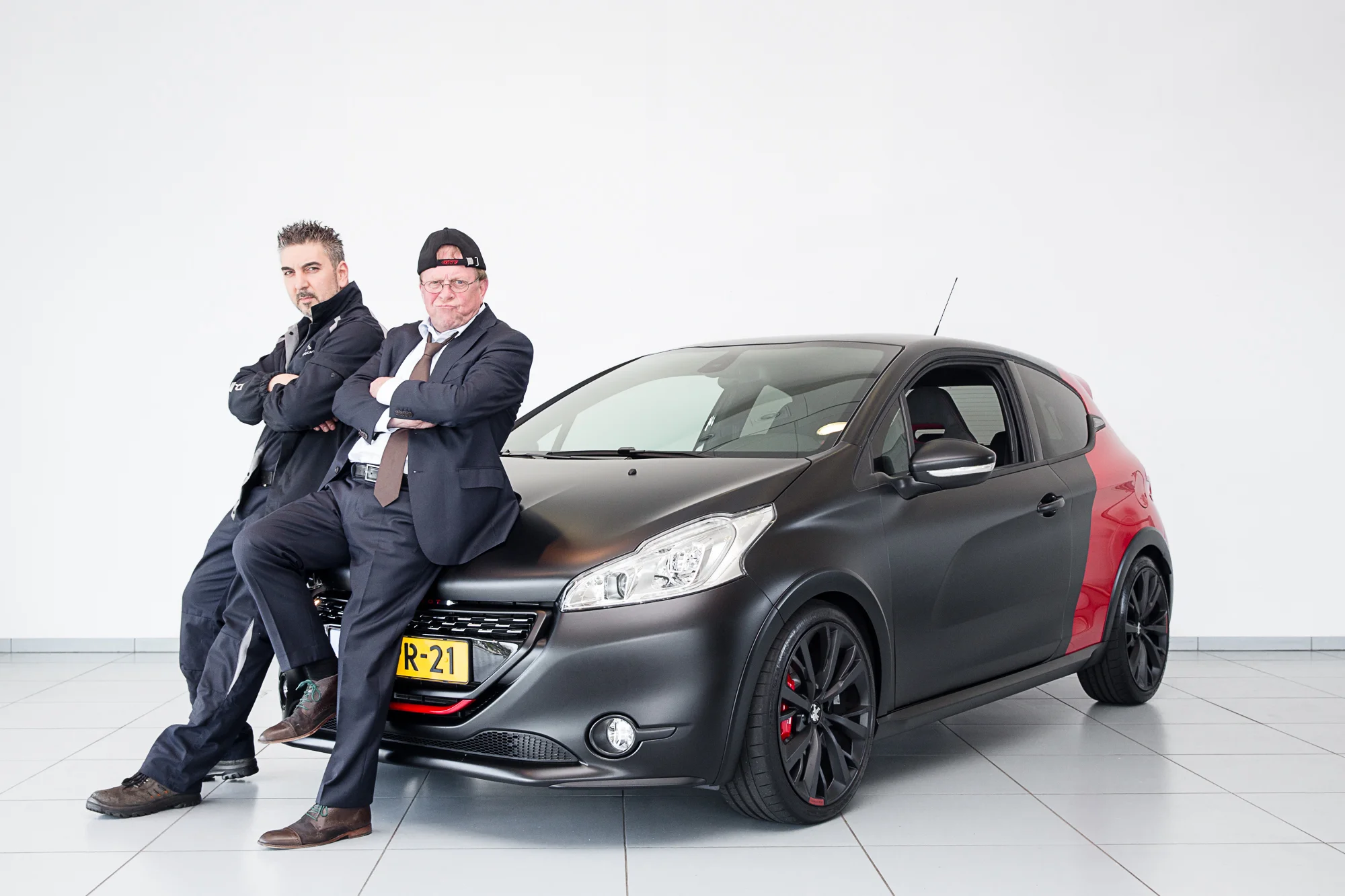 Monteur Bulent Aktepe en verkoopadviseur Ton Miltenburg bij de nieuwe Peugeot 208 GTI 30th Edition bij Van Mossel in Amsterdam. 