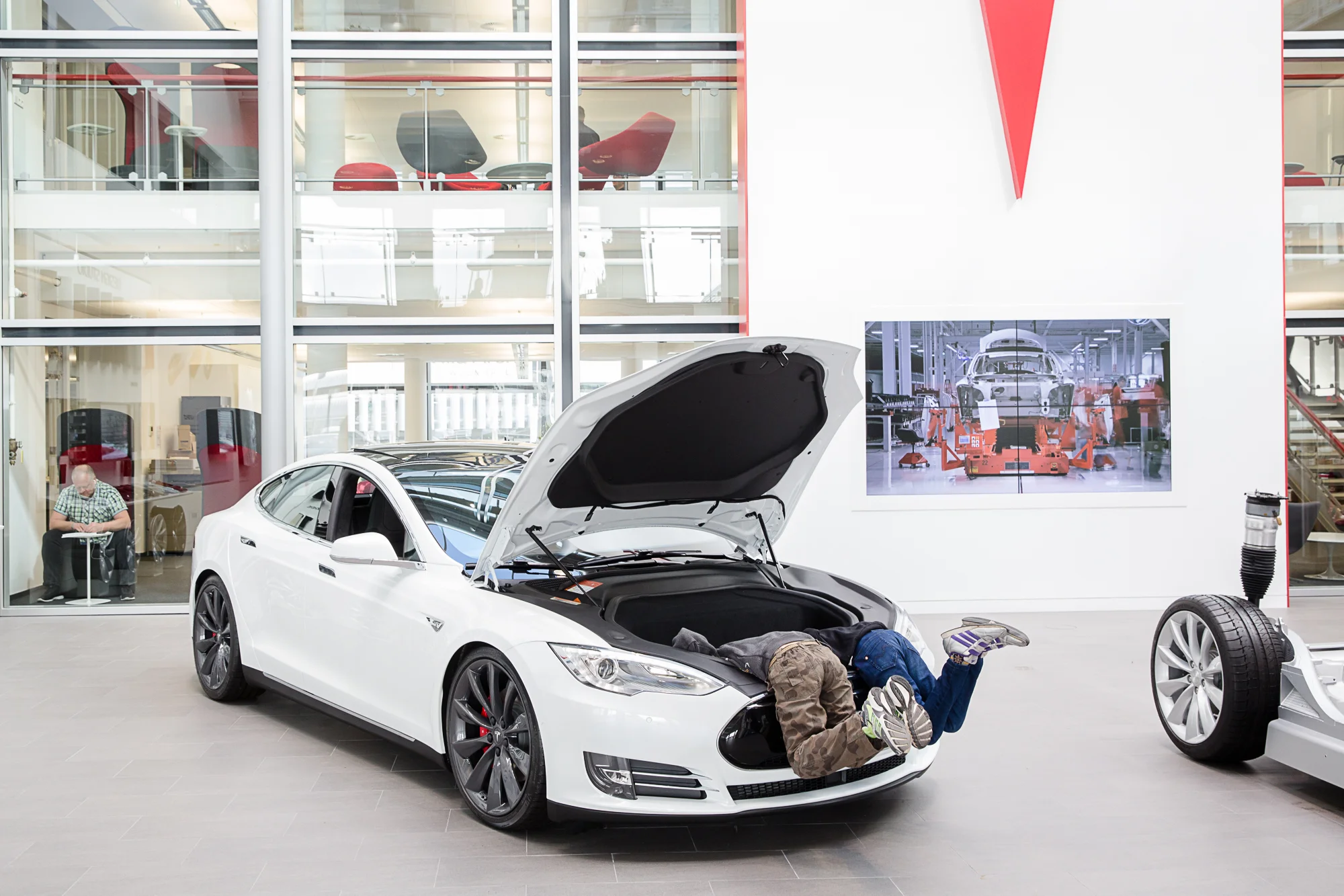De Tesla Model S90D bij Tesla Motors in Amsterdam en bezoekers Tanvi en Joyesh Saini uit India. 