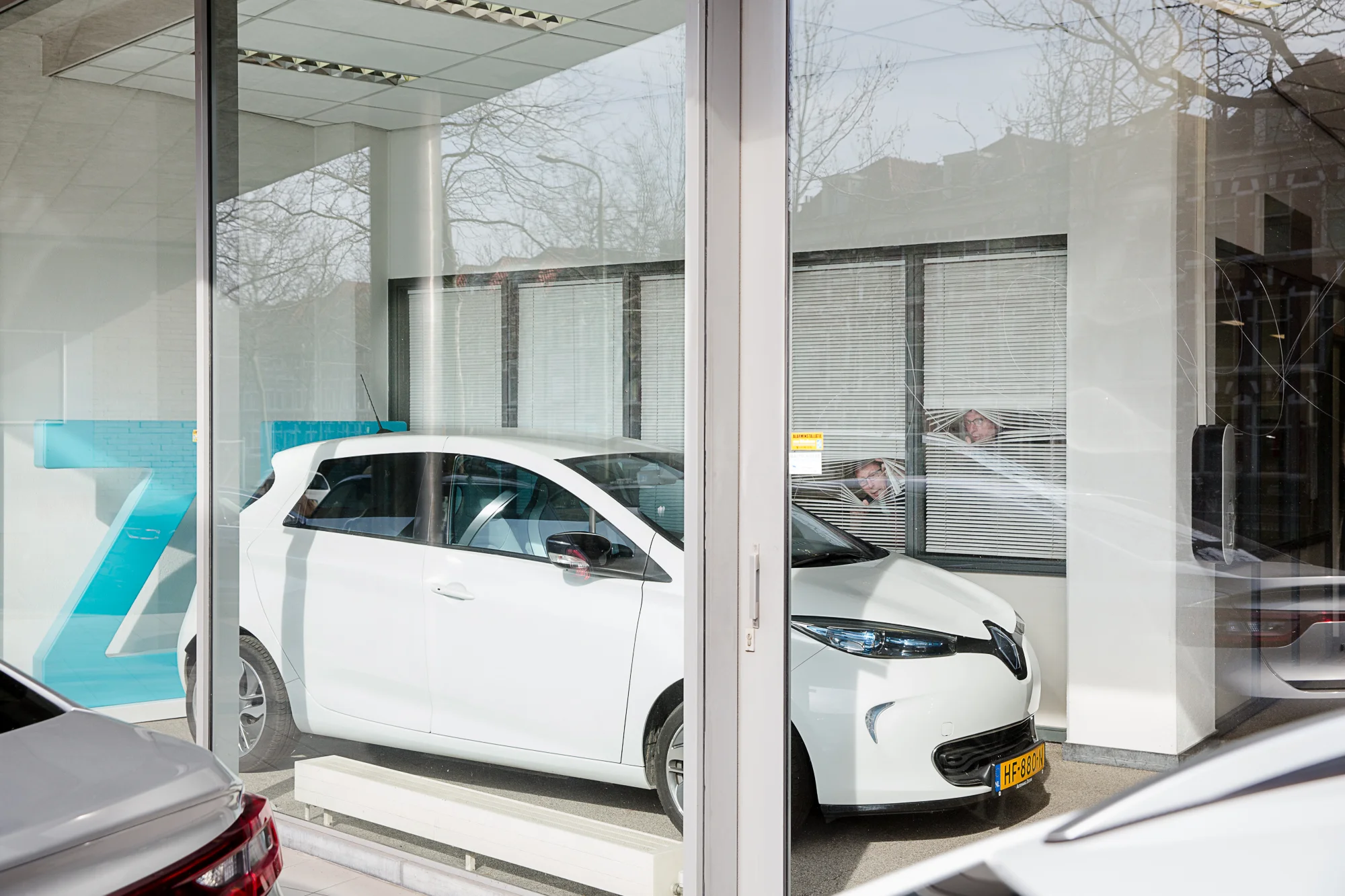 De Renault ZOE bij Autohaag Zeeuw in Den Haag..