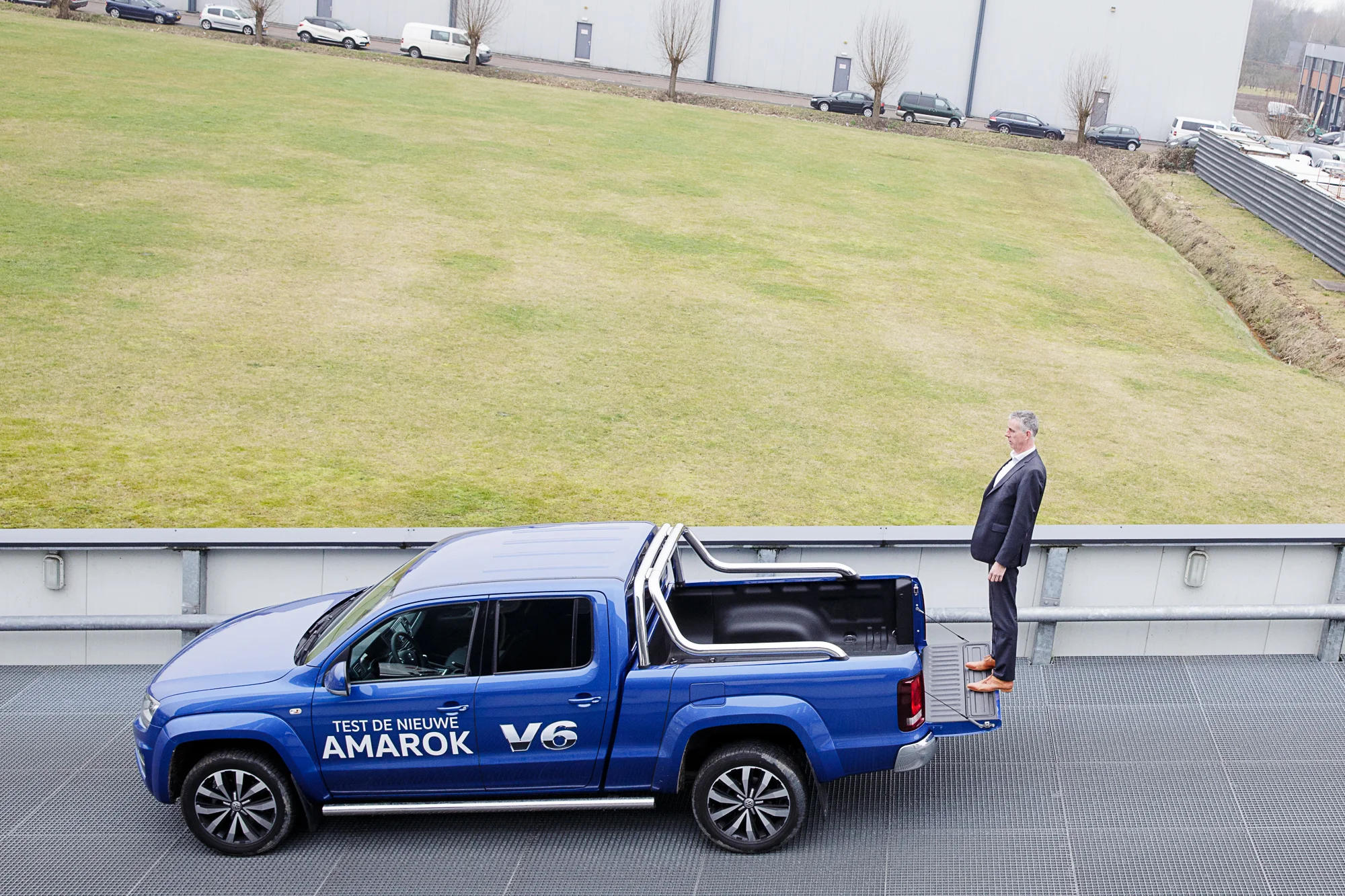 De Volkswagen Amarok V6 bij Auto Hoogenboom in Rotterdam.