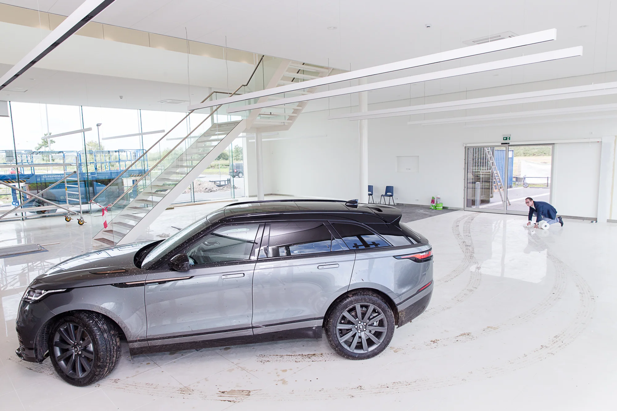 De Range Rover Velar bij de nieuwe vestiging (in aanbouw) van Broekhuis Utrecht.