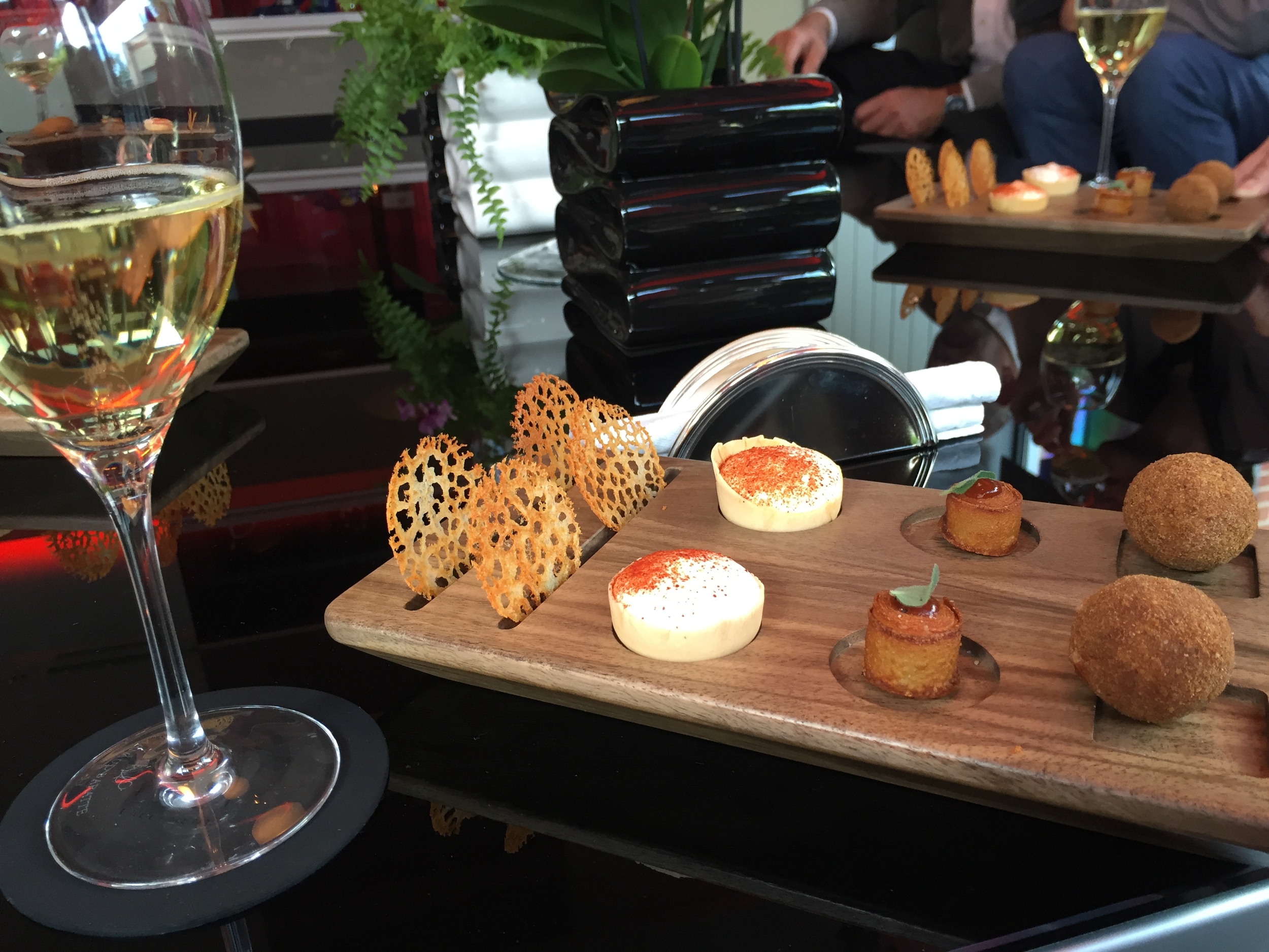The apèro - a few bites and a Mag of Agrapart Extra-Brut...