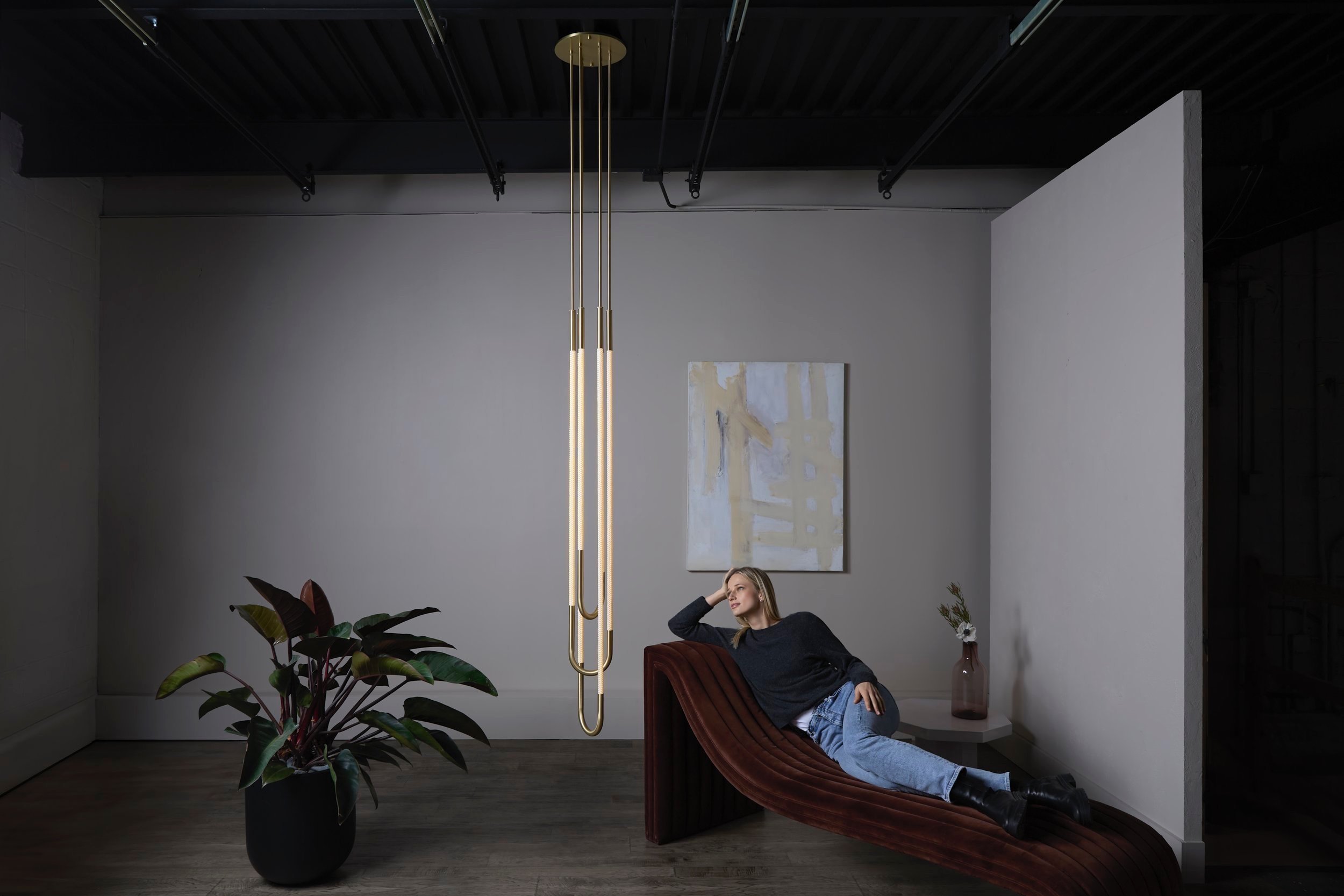  Transform your space with the grandeur of our  6.0ft Capsule Rod Pendant 3.1C , designed to elevate your surroundings and captivate with its impressive presence. 