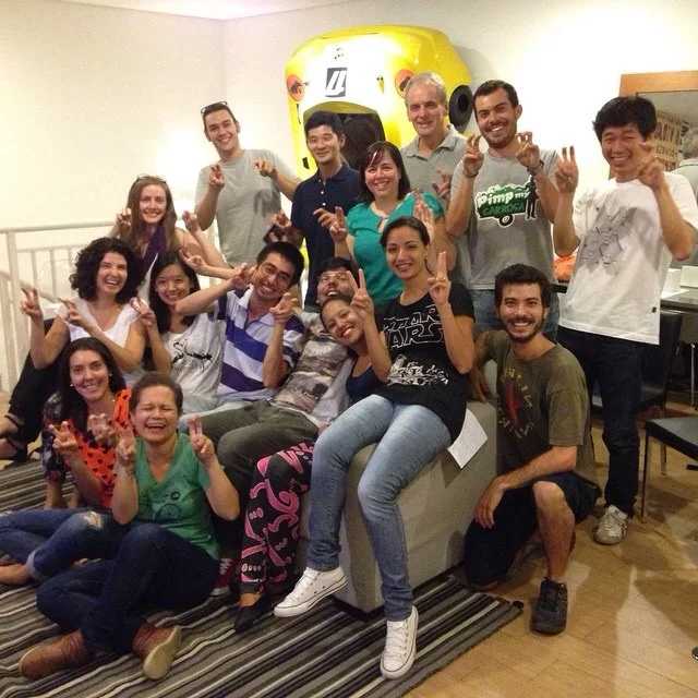 O texto, não escrevi. E a foto não é do lançamento. É da última aula, dois dias antes.