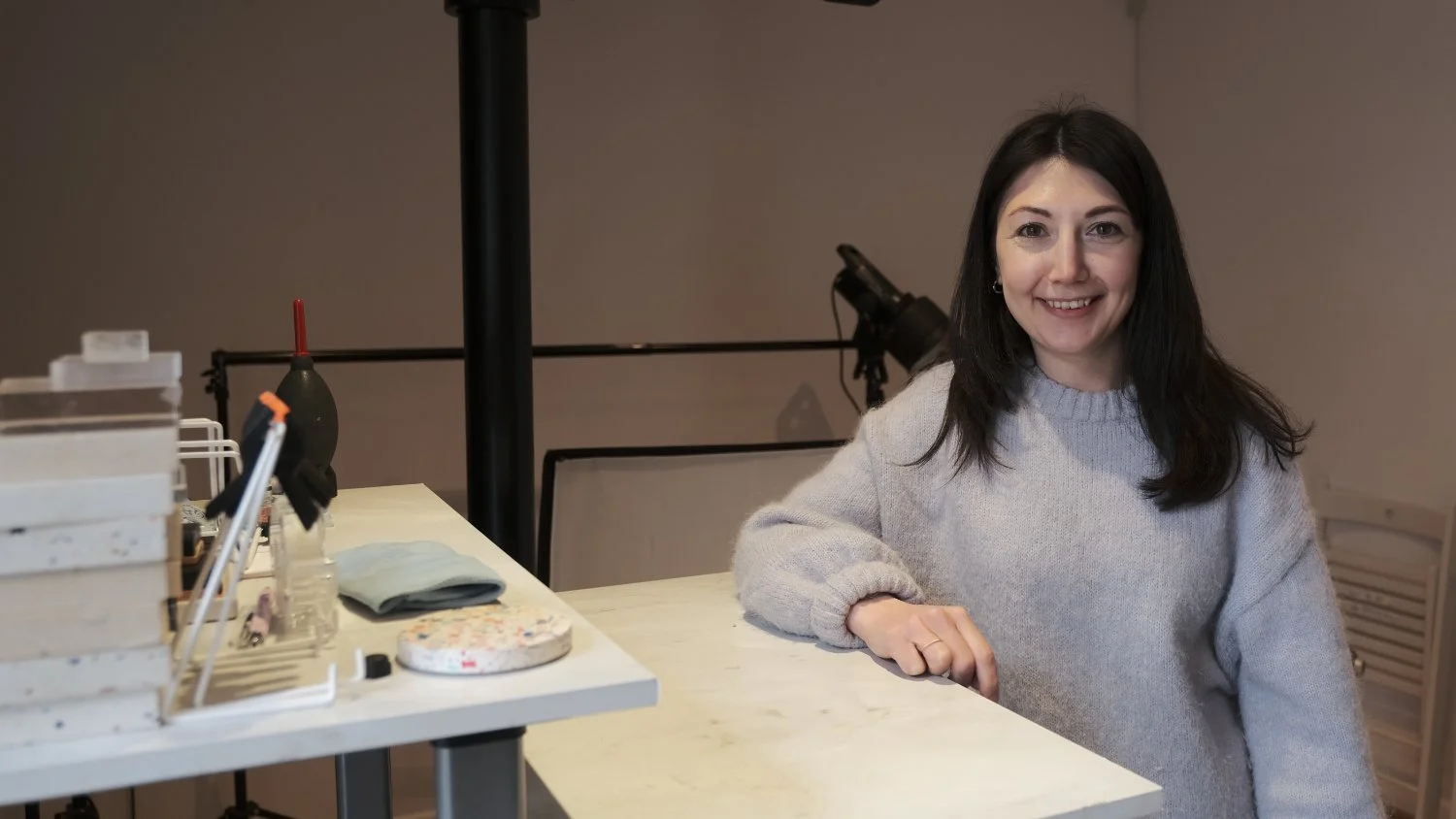 Still life and product Photographer Gabriella Jackson at her studio in Penarth, near Cardiff. © 2023 Brian Carroll / Ffoton