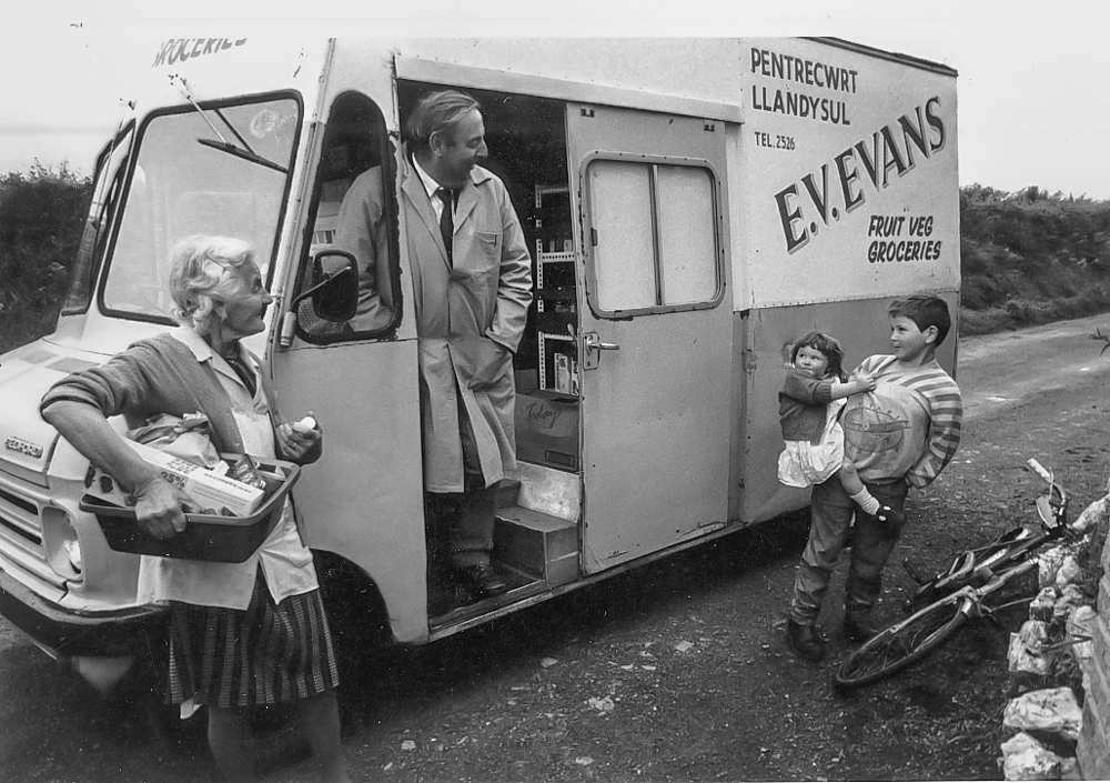  'Evans' mobile shop Mynydd Llanllwni. Part of the 'Filltir Sgwar' project , 1992 © Haydn Denman 