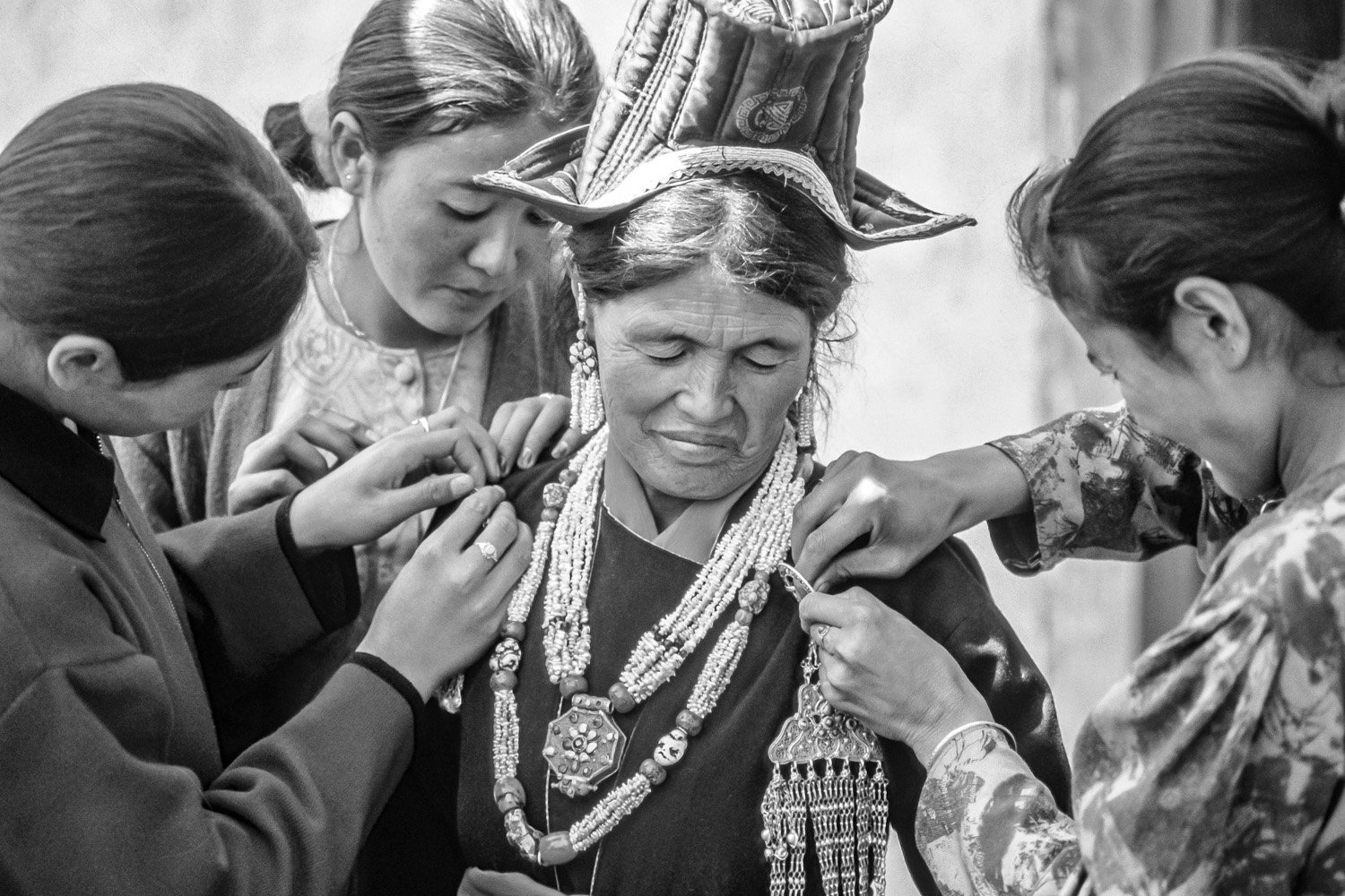  Ladakhi woman being tended by her daughters in the Nubra Valley in the mountains of Ladakh, North West India 