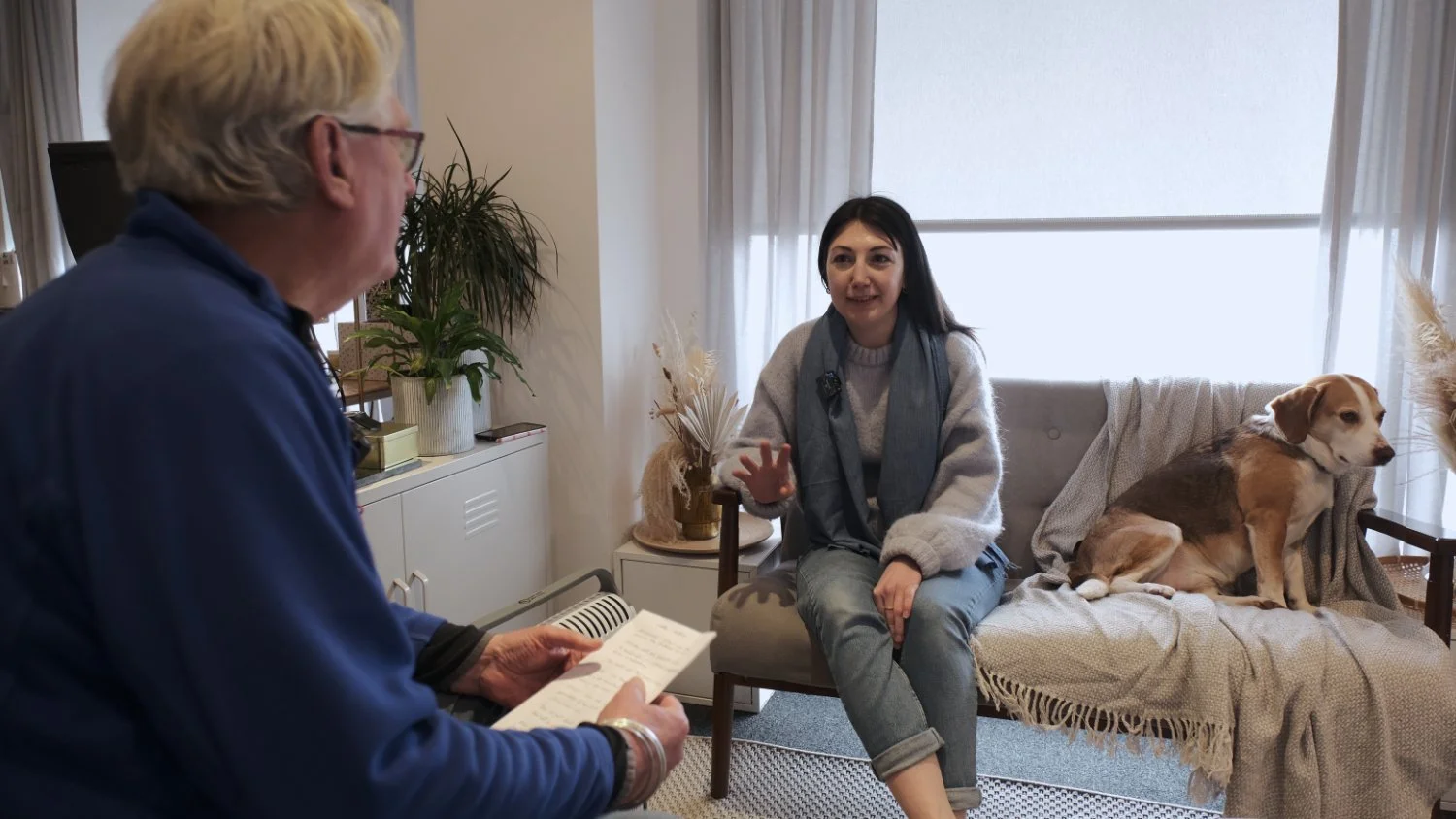 Still life and product photographer Gabriella Jackson talking with Ffoton's Emyr Young at her studio in Penarth, near Cardiff. Image © 2023 Brian Carroll / Ffoton