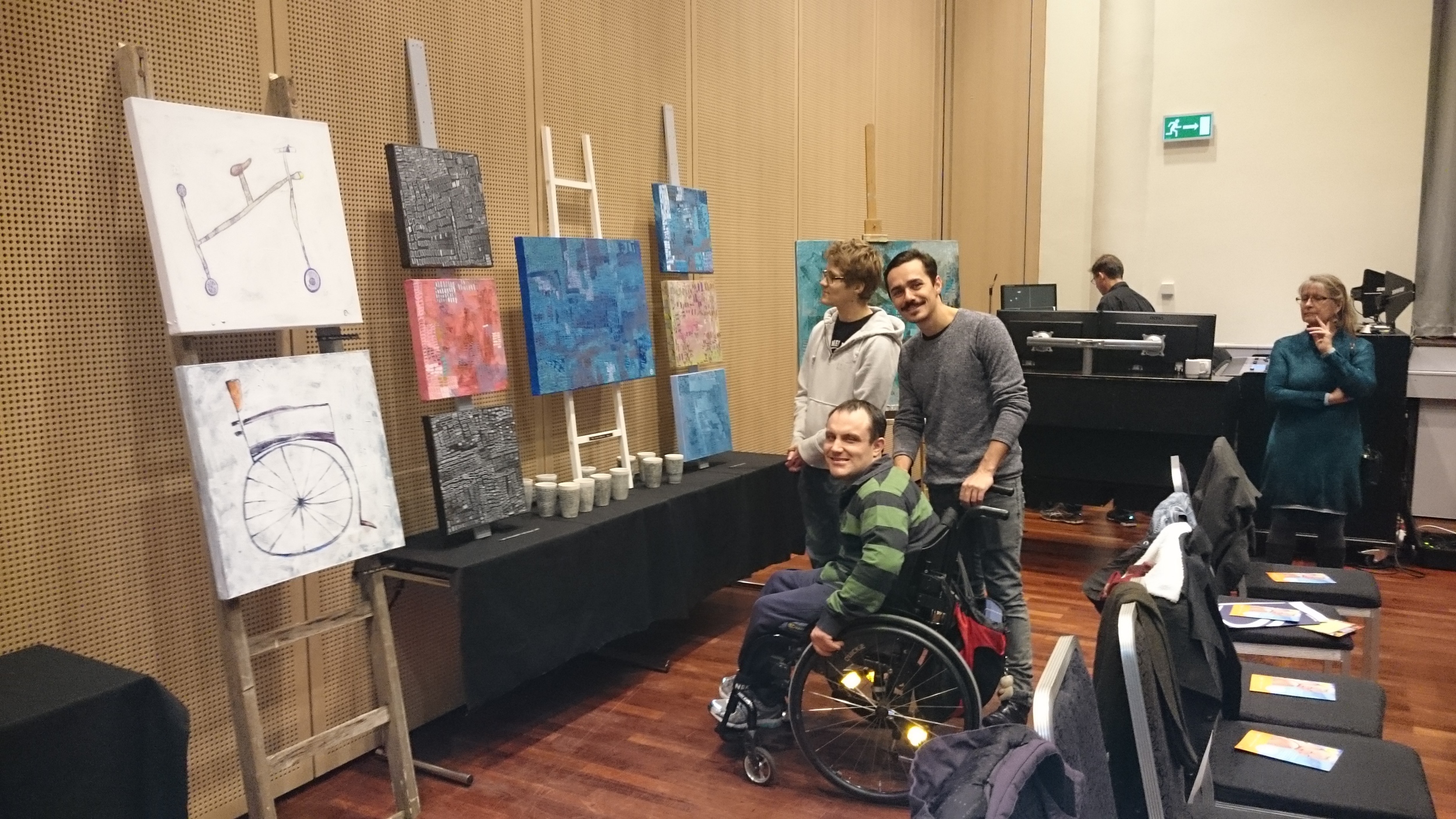Karl Martin og John Terje beundrer utstillingen sammen med kunstnere Lucas og Anne Grethe