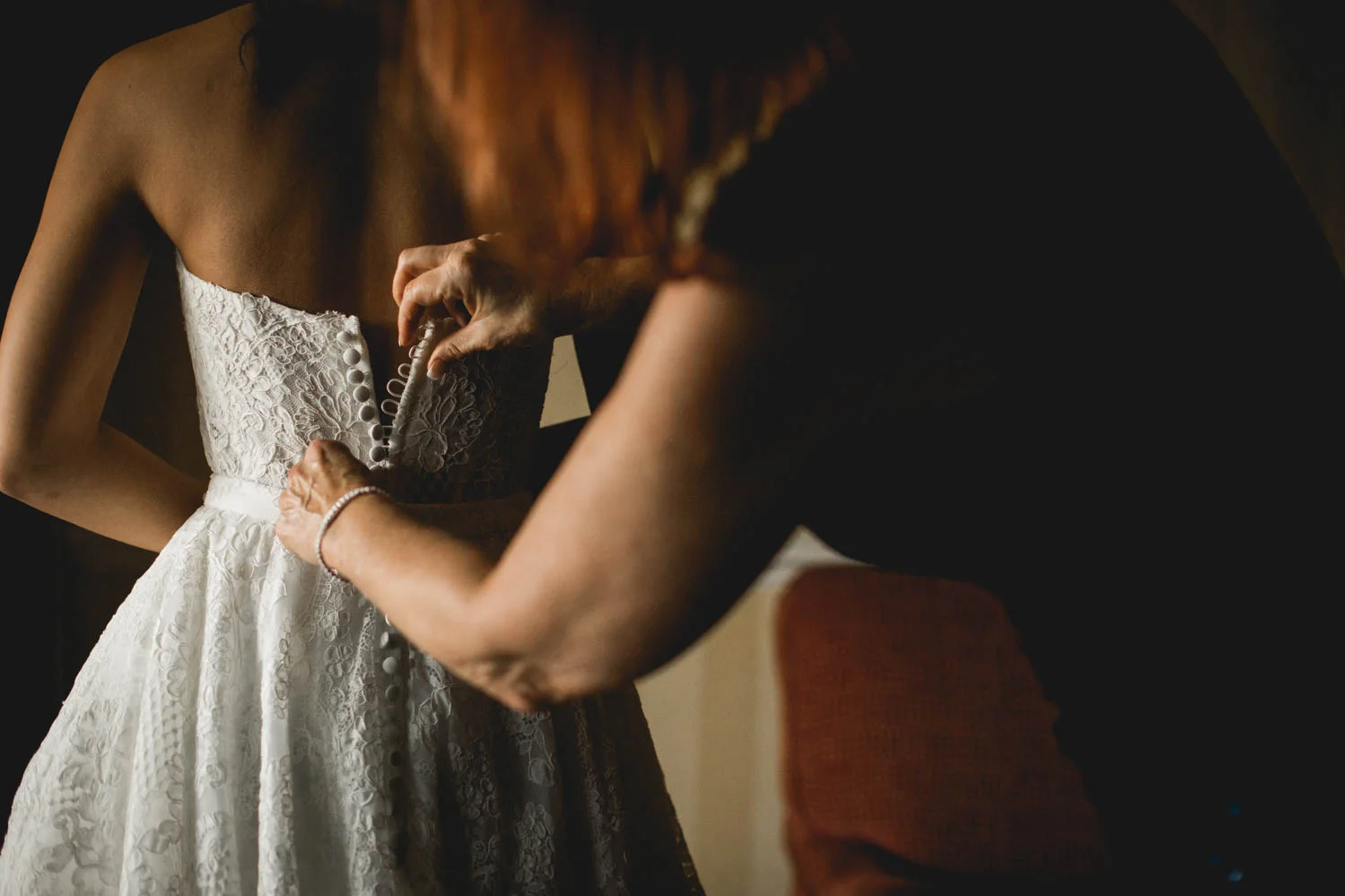 mom-lacing-up-wedding-dress.jpg