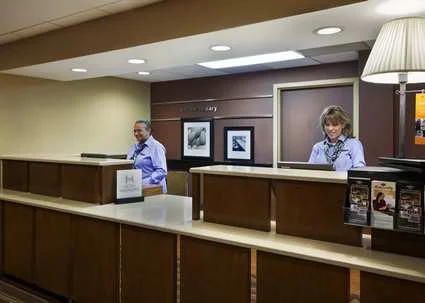 HX_frontdesk001_3_425x303.jpg