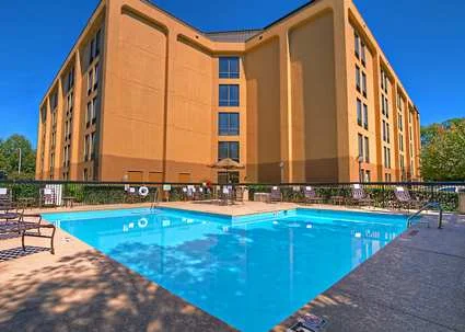 HX_outdoorpool01_11_425x303.jpg