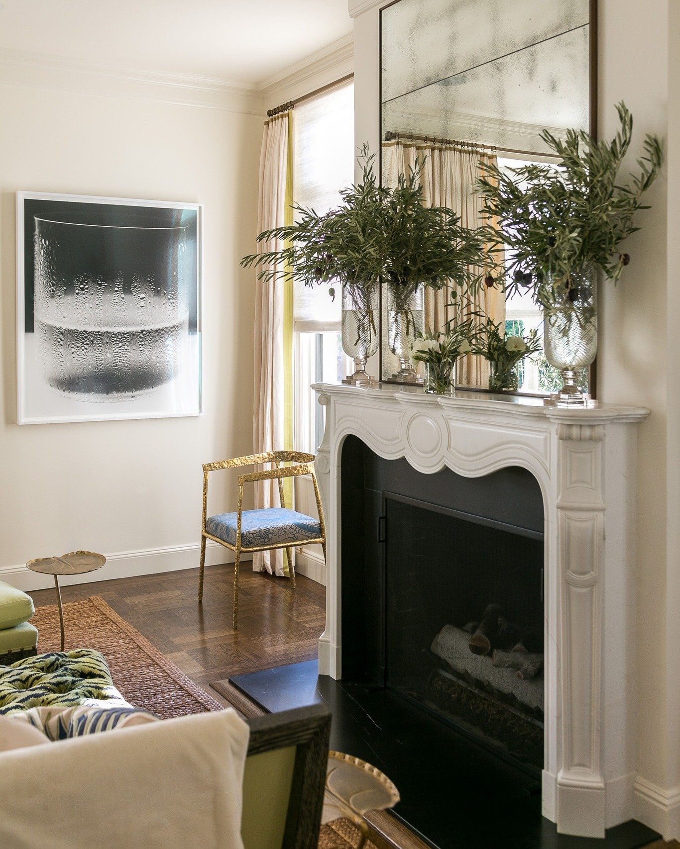 Antique and Modern compliment perfectly in this SF home | design by @josephine_fisher_interiors 
#interiordesignphotography #interiordesignphotographer #bayareainteriordesign #bayareainteriordesigner #sanfranciscointeriordesign #sanfranciscointeriord