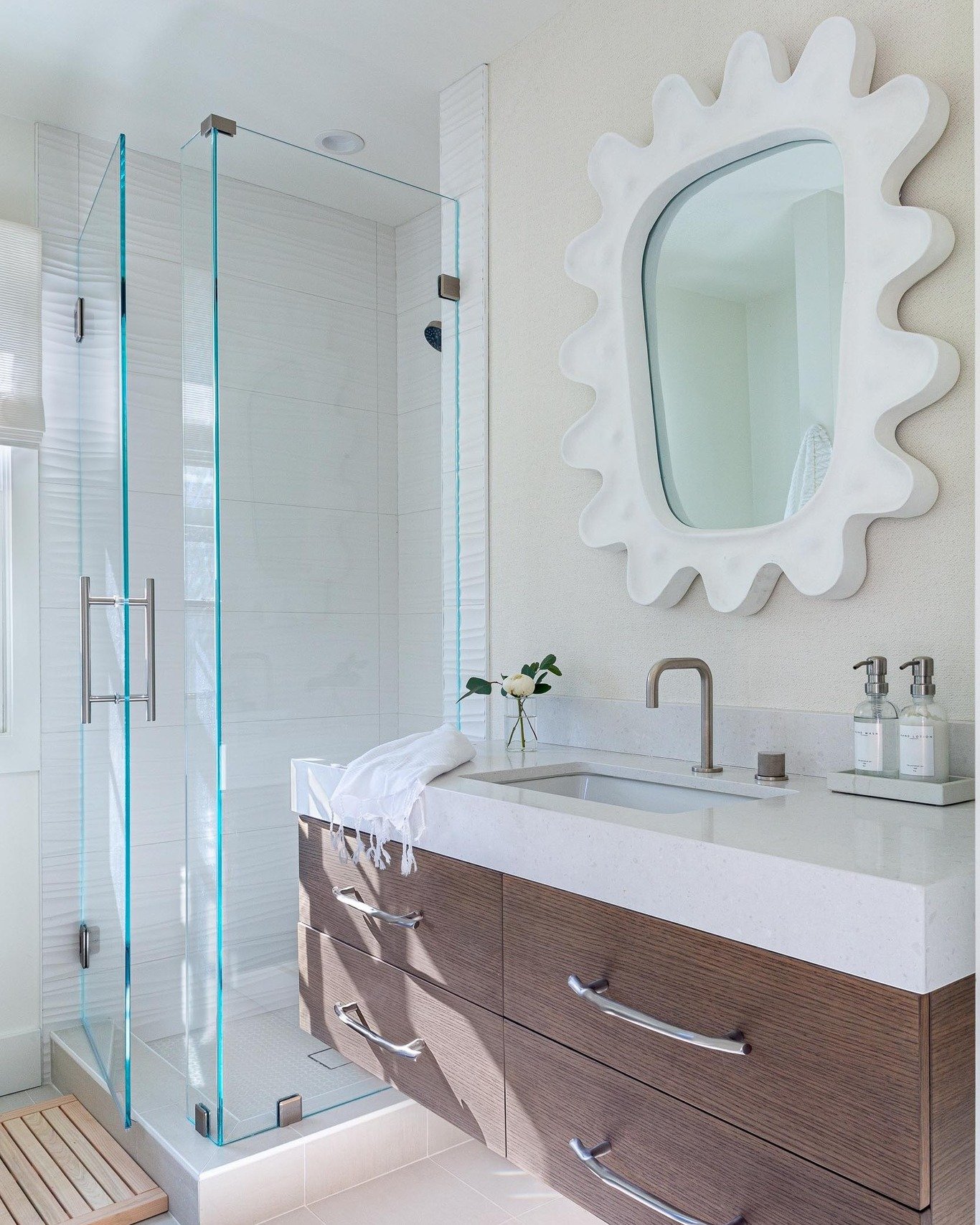 Pool house bathroom with a touch of fun | design by @kimberleyharrisoninteriors 
#interiordesignphotography #interiordesignphotographer #bayareainteriordesign #bayareainteriordesigner #sfinteriordesign #sfinteriordesigner #bathroominteriordesign #int