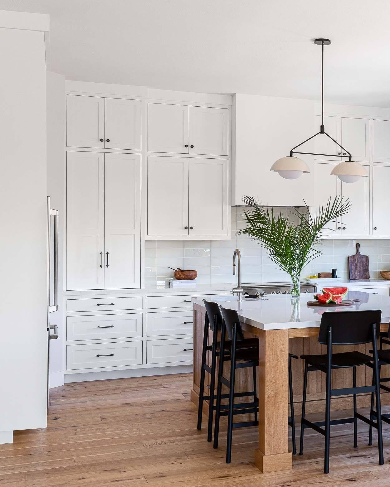 East Bay kitchen with storage galore | design by @meganwarrendesign 
#interiordesignphotography #interiordesignphotographer #designphotographer #bayareainteriordesign #bayareainteriordesigner #sanfranciscointeriordesign #sanfranciscointeriordesigner 