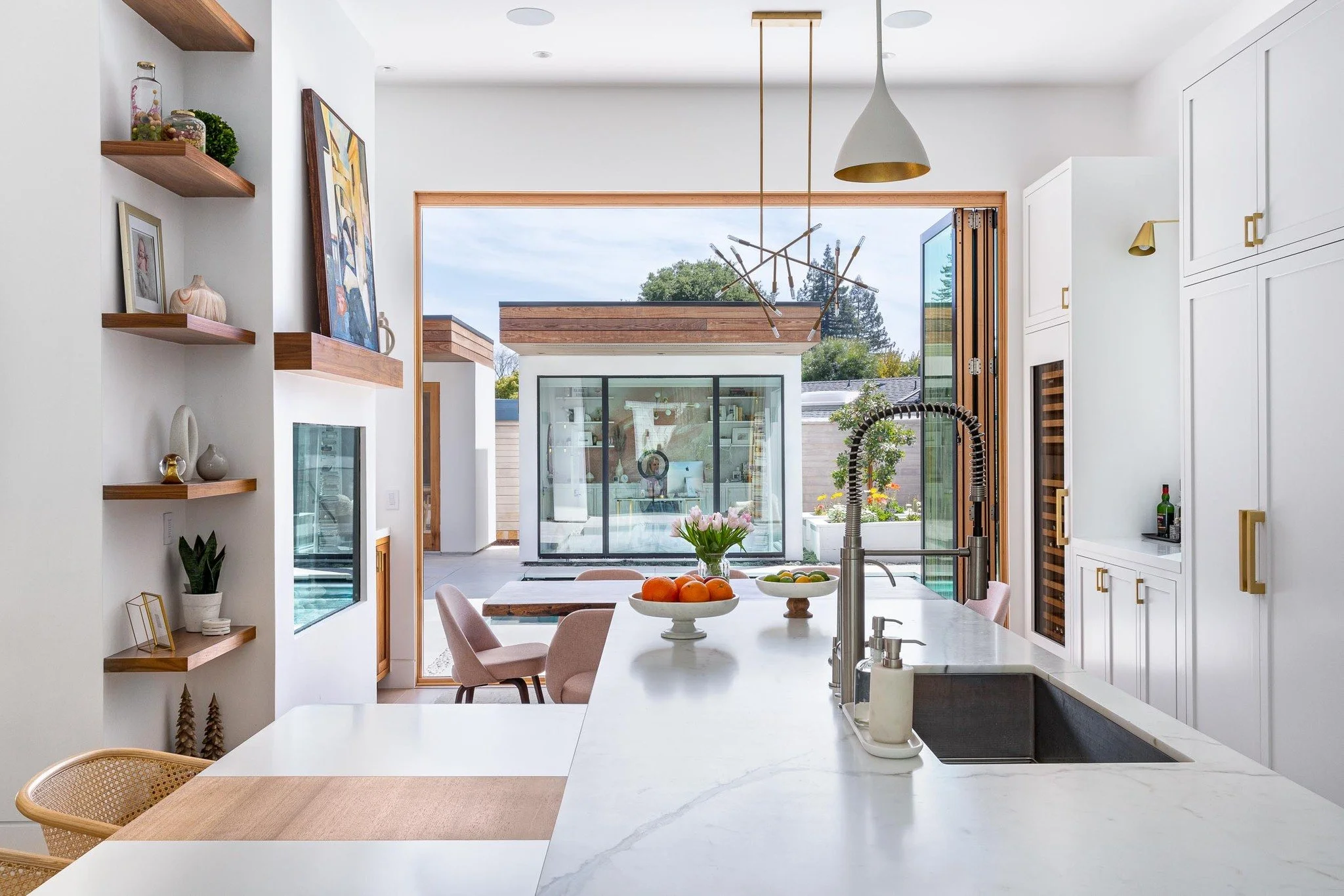 White + bright | design by @delgaviogroup 
#interiorphotography
#interiorphotographer
#interiordesignphotography
#bayarearemodeling
#bayareainteriorphotographer
#bayareainteriordesignphotographer
#interiordesignphotographer
#kitchenrenovation