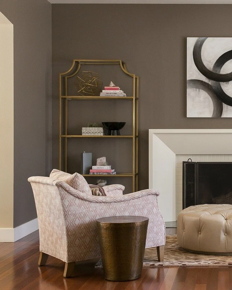 T&ecirc;te-&agrave;-t&ecirc;te corner in the East Bay | design by @kscanlondesigns
#interiorphotography
#interiorphotographer
#interiordesignphotography
#bayarearemodeling
#bayareainteriorphotographer
#bayareainteriordesignphotographer
#interiordesig