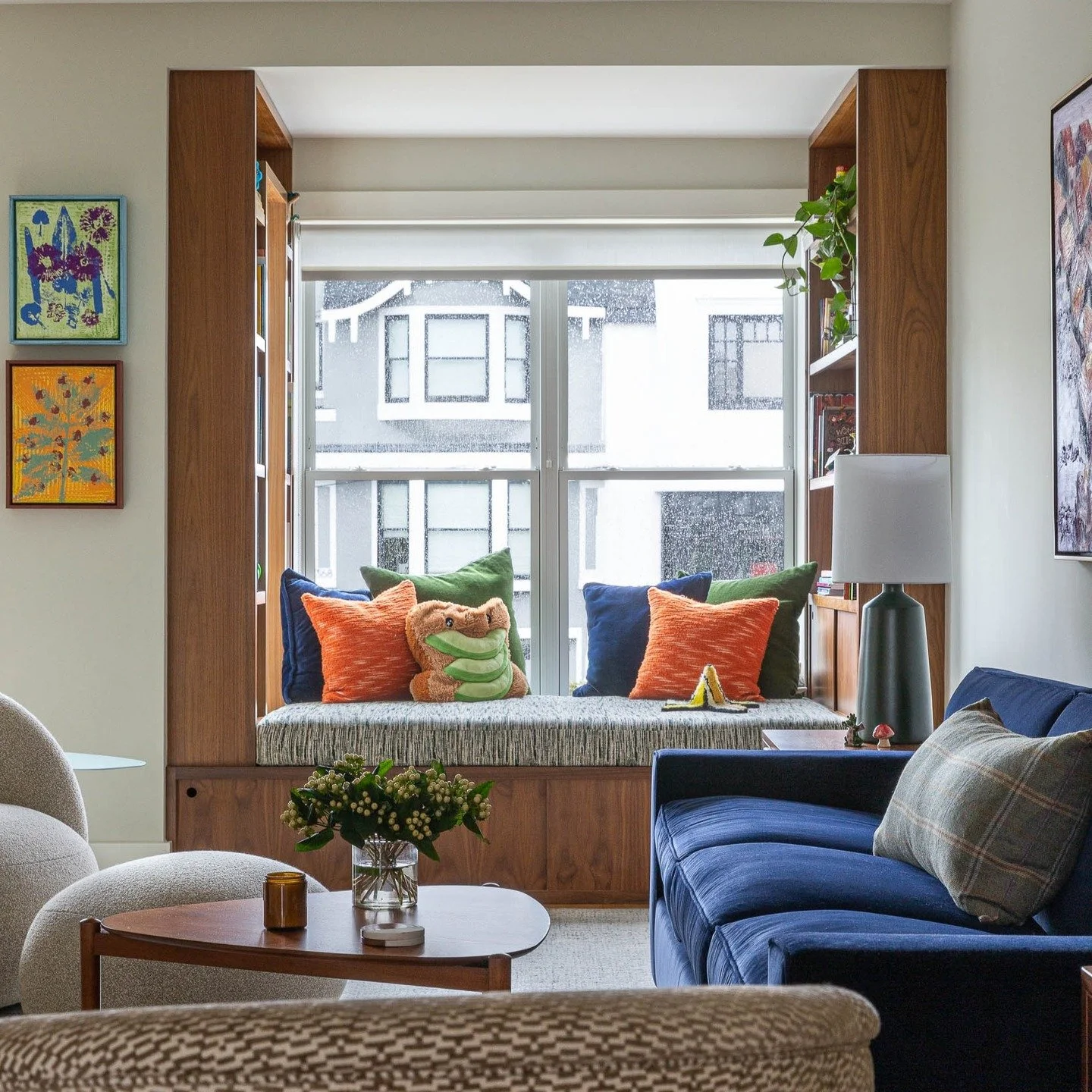 Stylish reading nook in the Richmond District of SF | design by @meganwarrendesign 
#interiorphotography
#interiorphotographer
#interiordesignphotography
#bayarearemodeling
#bayareainteriorphotographer
#bayareainteriordesignphotographer
#interiordesi