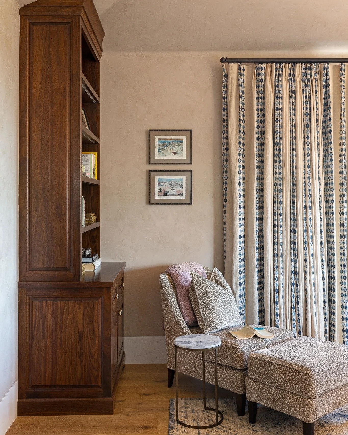 Relaxing reading corner in Los Altos Hills | design by @ninapunzidesigns 
#interiorphotography
#interiorphotographer
#interiordesignphotography
#bayarearemodeling
#bayareainteriorphotographer
#bayareainteriordesignphotographer
#interiordesignphotogra