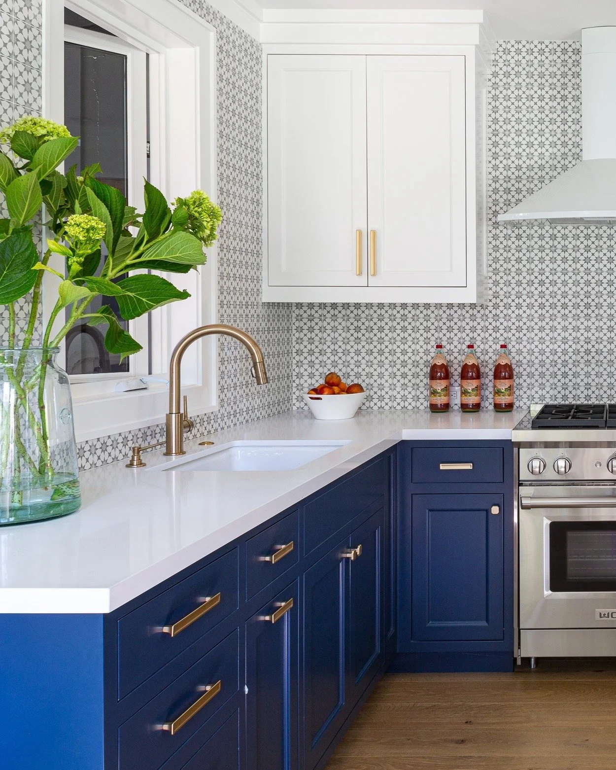 Fresh and functional guest cottage kitchen | design by @nicoledeichldesign 
#interiorphotography
#interiorphotographer
#interiordesignphotography
#bayarearemodeling
#bayareainteriorphotographer
#bayareainteriordesignphotographer
#interiordesignphotog