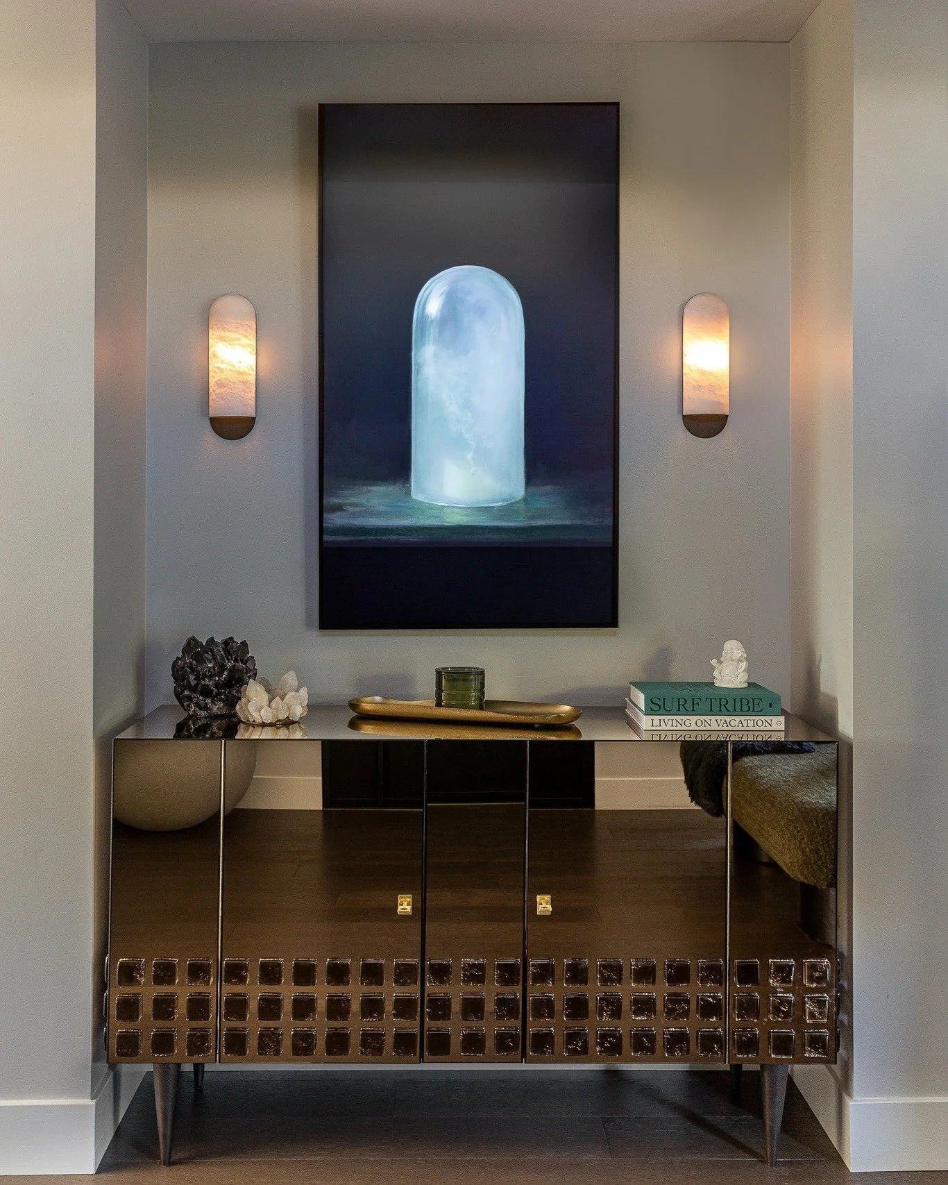 Digital art that moves is so compelling as used here in this Marin entry | design by @deniselaveyinteriordesign 
#interiorphotography
#interiorphotographer
#interiordesignphotography
#bayarearemodeling
#bayareainteriorphotographer
#bayareainteriordes