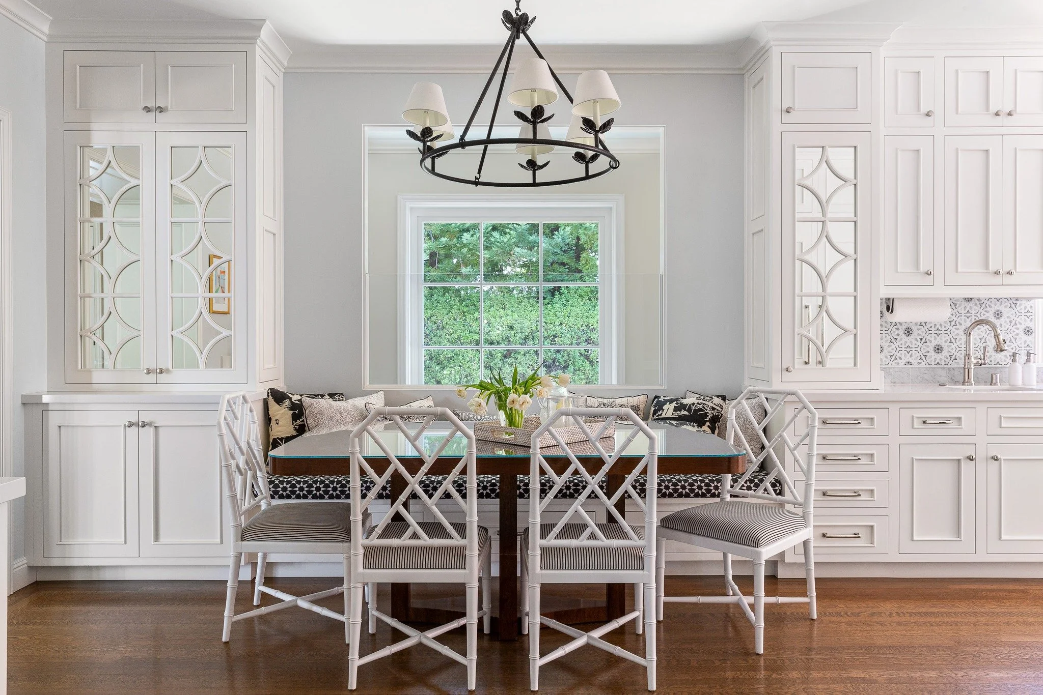 Timeless and fresh breakfast nook on the Peninsula | design by @christinesheldondesign 
#interiorphotography
#interiorphotographer
#interiordesignphotography
#bayarearemodeling
#bayareainteriorphotographer
#bayareainteriordesignphotographer
#interior