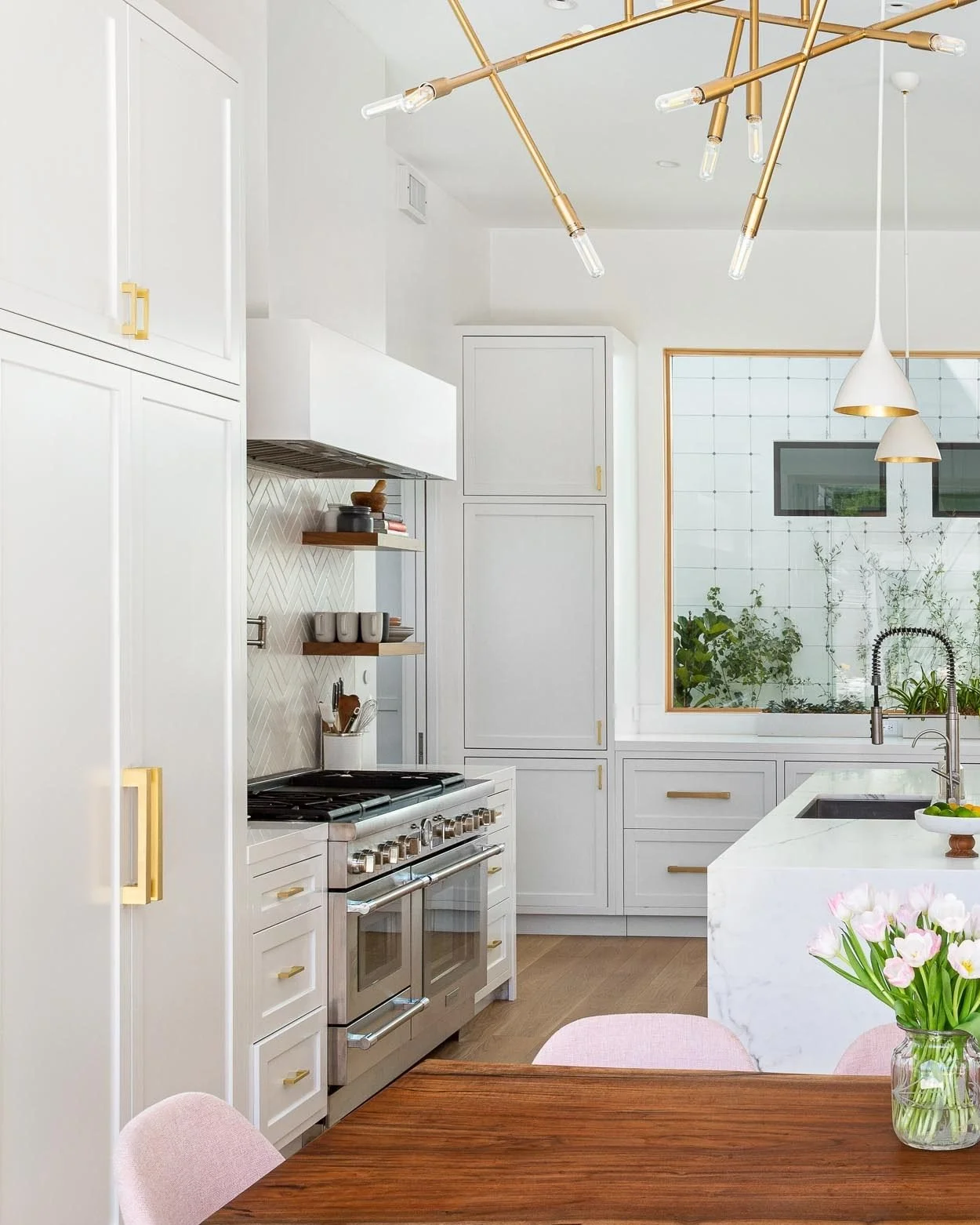 White, bright, beautiful | design by @delgaviogroup 
#interiorphotography
#interiorphotographer
#interiordesignphotography
#bayarearemodeling
#bayareainteriorphotographer
#bayareainteriordesignphotographer
#interiordesignphotographer
#kitchenrenovati