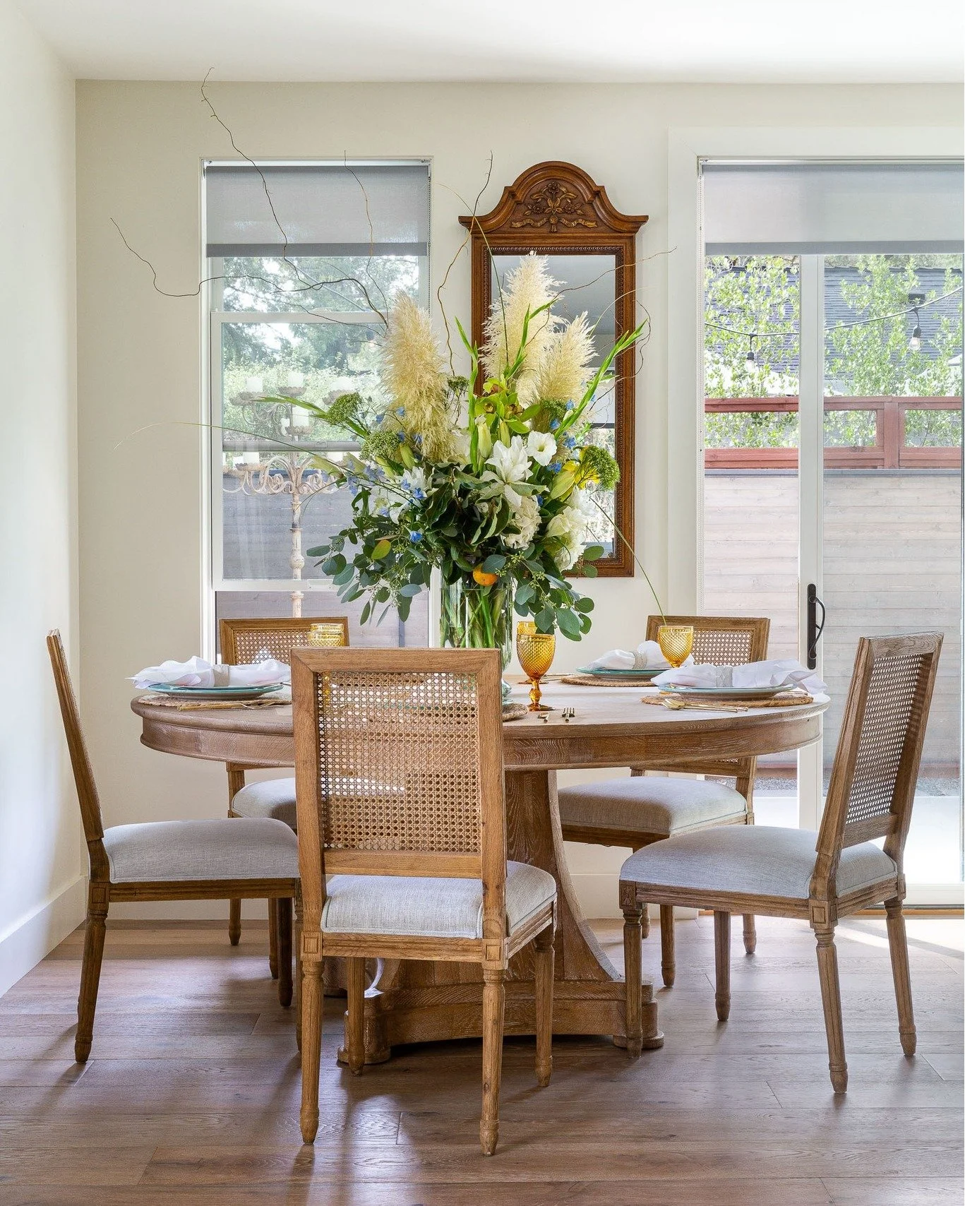 Sonoma dining room drama | design by @chromeandclay 
#interiorphotography
#interiorphotographer
#interiordesignphotography
#bayarearemodeling
#bayareainteriorphotographer
#bayareainteriordesignphotographer
#interiordesignphotographer