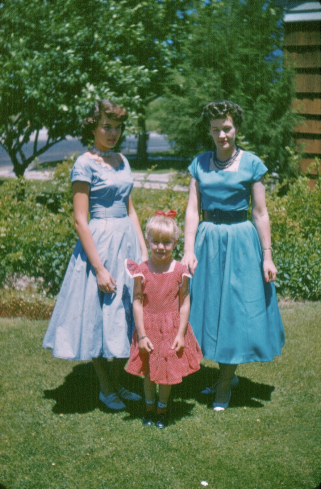 There's no photo of the skirt in my story, but this is my mother, her little sister and my grandmother around the same time.&nbsp;