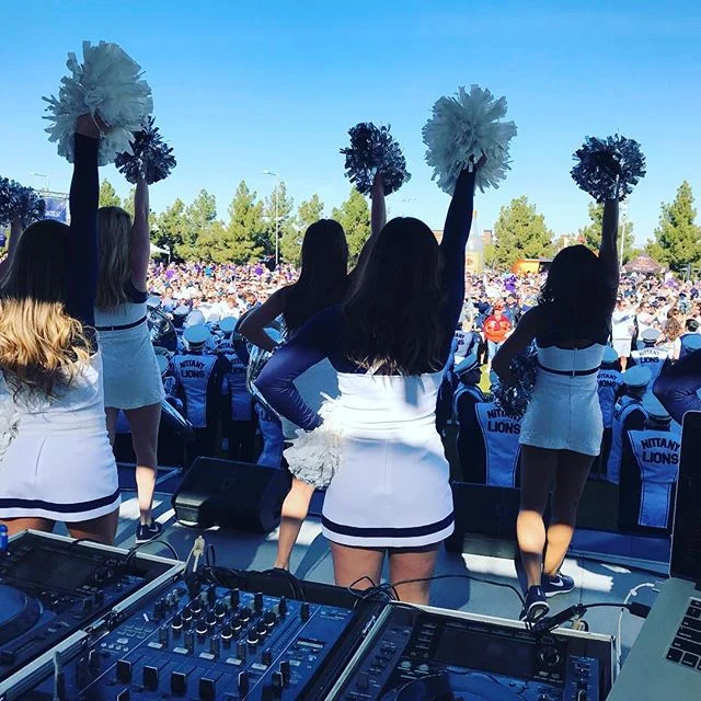 Stuck on stage with a bunch of cheerleaders... sometimes I hate my job 😂 #fiestabowl #pennstate vs #washingtonhuskies