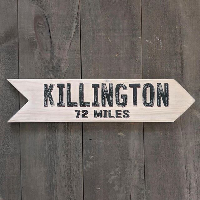New arrow sign with green text. #personalizeyours #customdecor #woodsigns #newproduct #stayposted #wintersports #2020 #homedecor #interiordecorating #personalizedgifts #customgifts #uniquegifts #funideas #interiordesign #killingtonvt #skilodge #perso