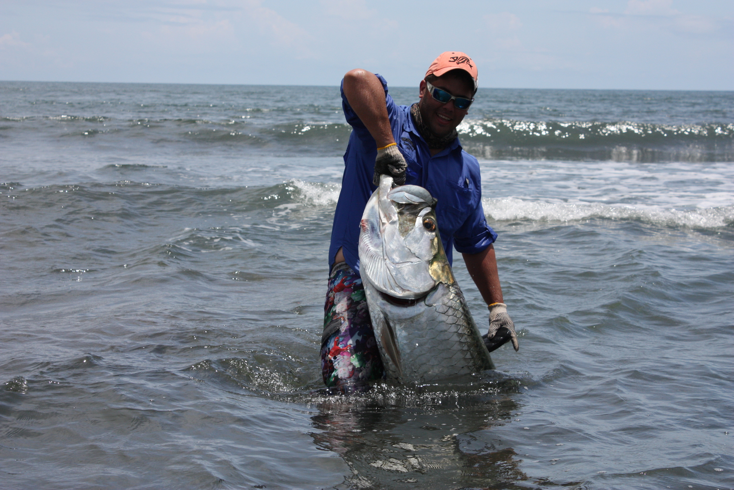 Carlos with big tarpon in surfu.jpg