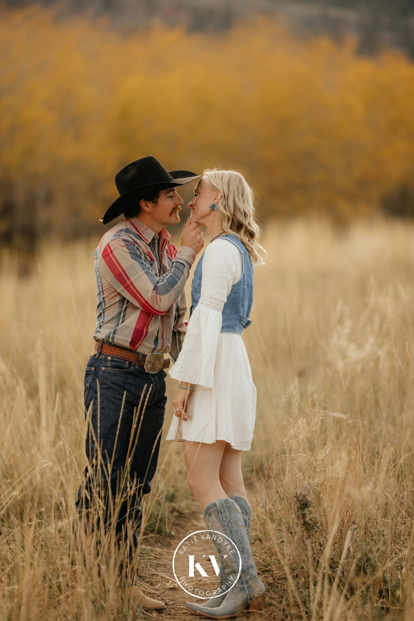 molly-coby-engagement-path-kiss-08.jpg