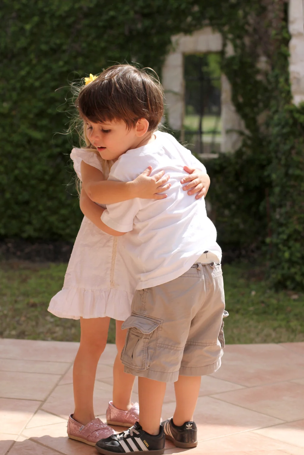 I think Everett is actually saying "aaawwww" in this picture as he's hugging Quinn. He'll forever have a soft spot for girls in pink glittery Toms.
