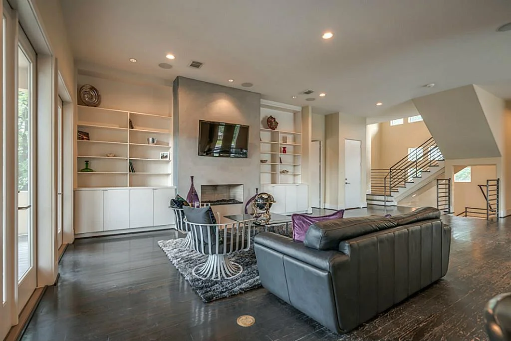 4018 Falkirk - Living 2.jpg