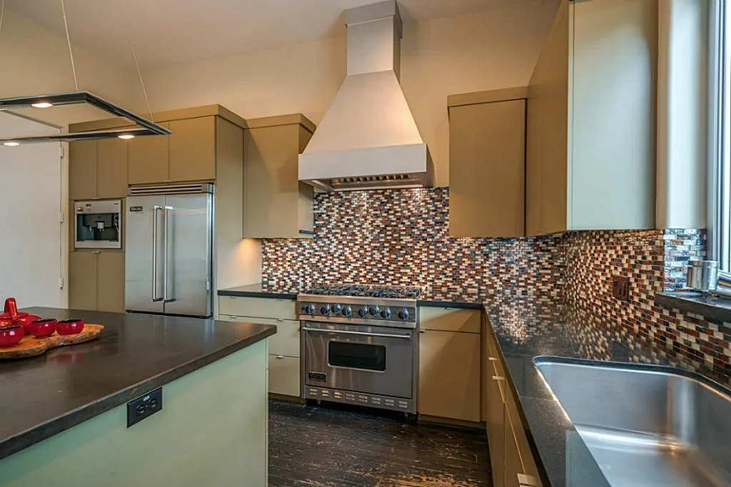 4018 Falkirk - Kitchen.jpg