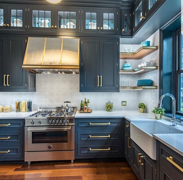 Who wouldn't love to open a bottle of wine and cook in this kitchen... The colors and appliances are a match made in heaven. You can have homes, kitchens, etc. like this one, and much much more!! Go to my bio page for contact info...
#inspiremehomede