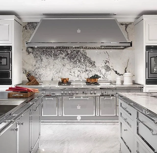 Perfection!!! Wouldn't you agree? The most entertaining area of the house; so why not look for or create a space like this of your own. For my contact info, click my link on my bio page. 
#remaxgrandlll #remaxgrand #theblvddotinfo #ooooohshiny #kitch