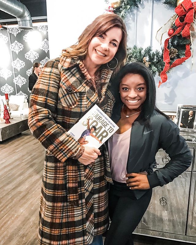 Throwback Thursday @ladreamcenter where I had the pleasure to meet the stunning @simonebiles 😊 Such a sweet soul! If you haven&rsquo;t read her book #couragetosoar then you should put it on your list! 📖 📚