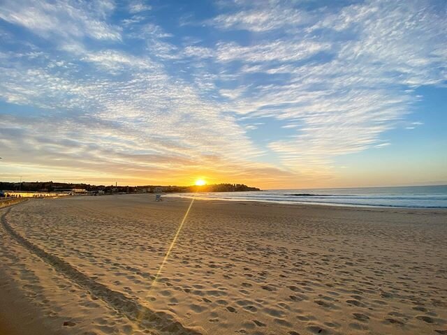 I love the autumn sun in Bondi which is my favourite time of the year to experience the gorgeous colours of Bondi&rsquo;s sunrises and well now since I&rsquo;m home I get out to catch the sunsets in time too! .
.
 #perksofwfh #coloursofbondi #skies #