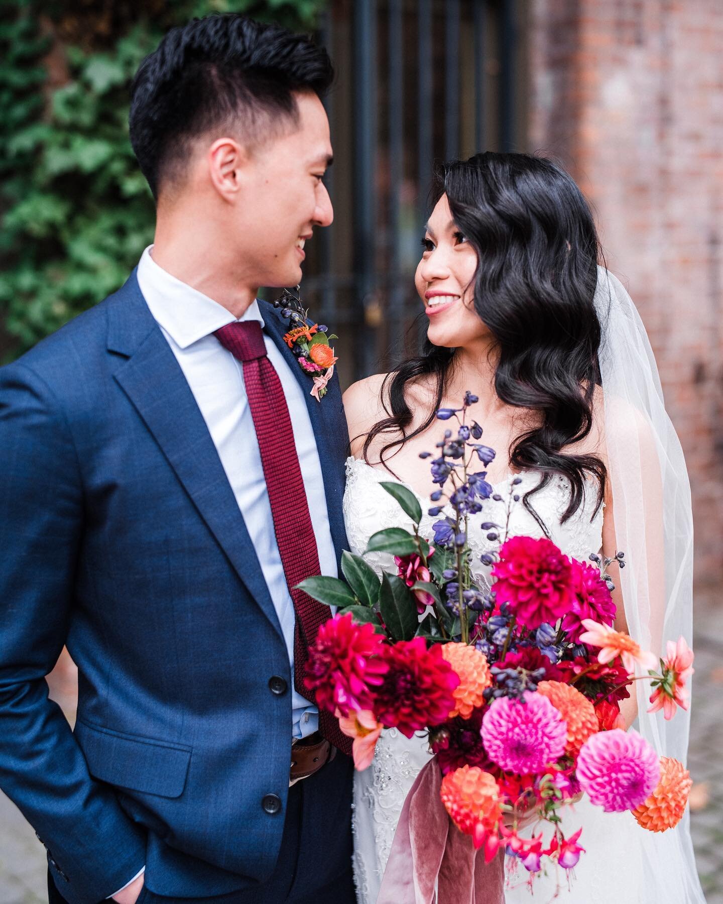 A big ole HECK YEAH to weekday elopements, soft vintage waves, and a bright beautiful bouquets of dahlias. 

📸 @alexandraknightphotography 

💐 @antherafloral