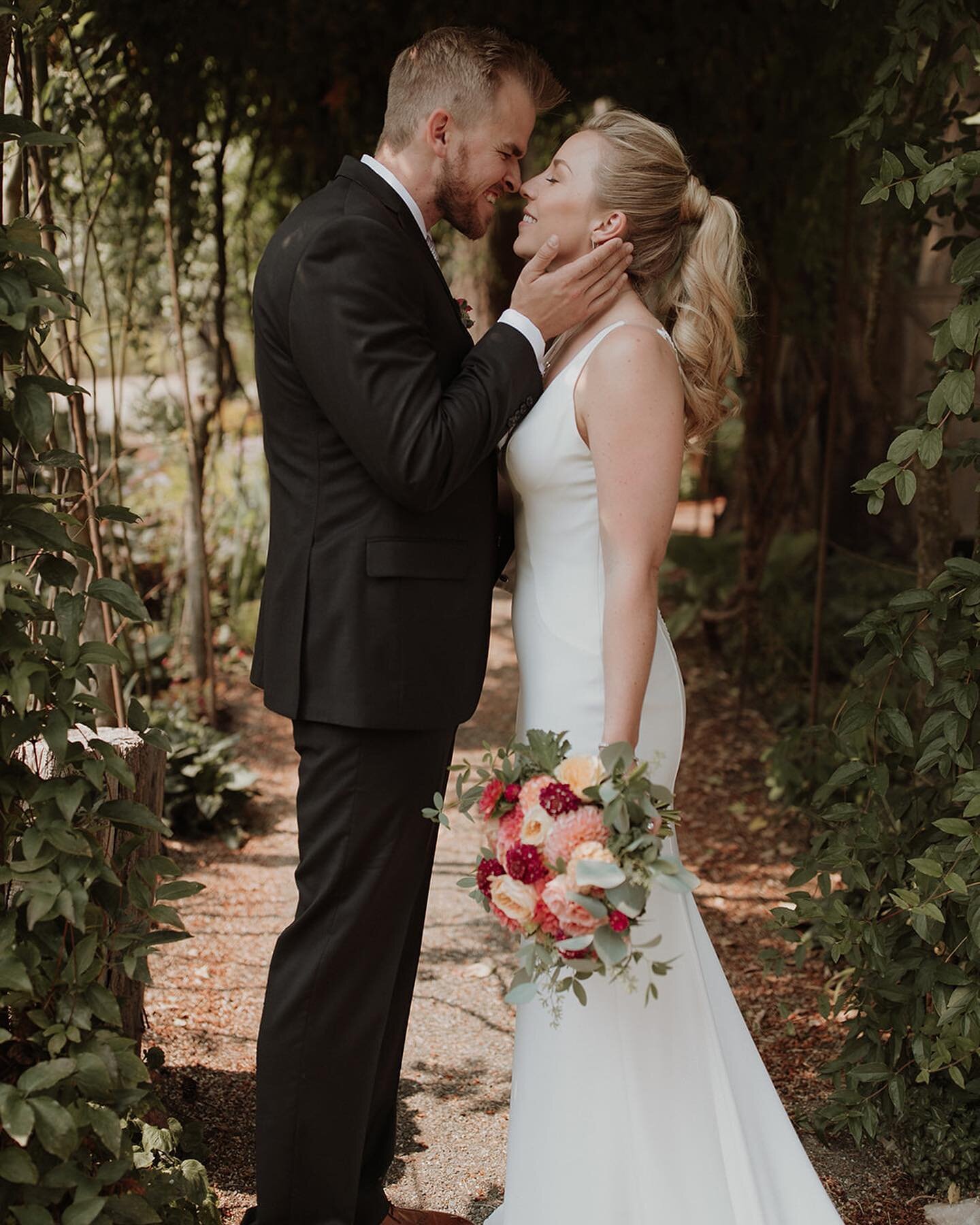 Can we just take a moment for this perfect ponytail and naturally radiant makeup?! Safe to say we&rsquo;re a little obsessed with this look 😍

Photo: @maloriekerouac__ 
&bull; 

#oregonbride #oregonbridemag #portlandwedding  #pdxwedding #pdxmakeupar