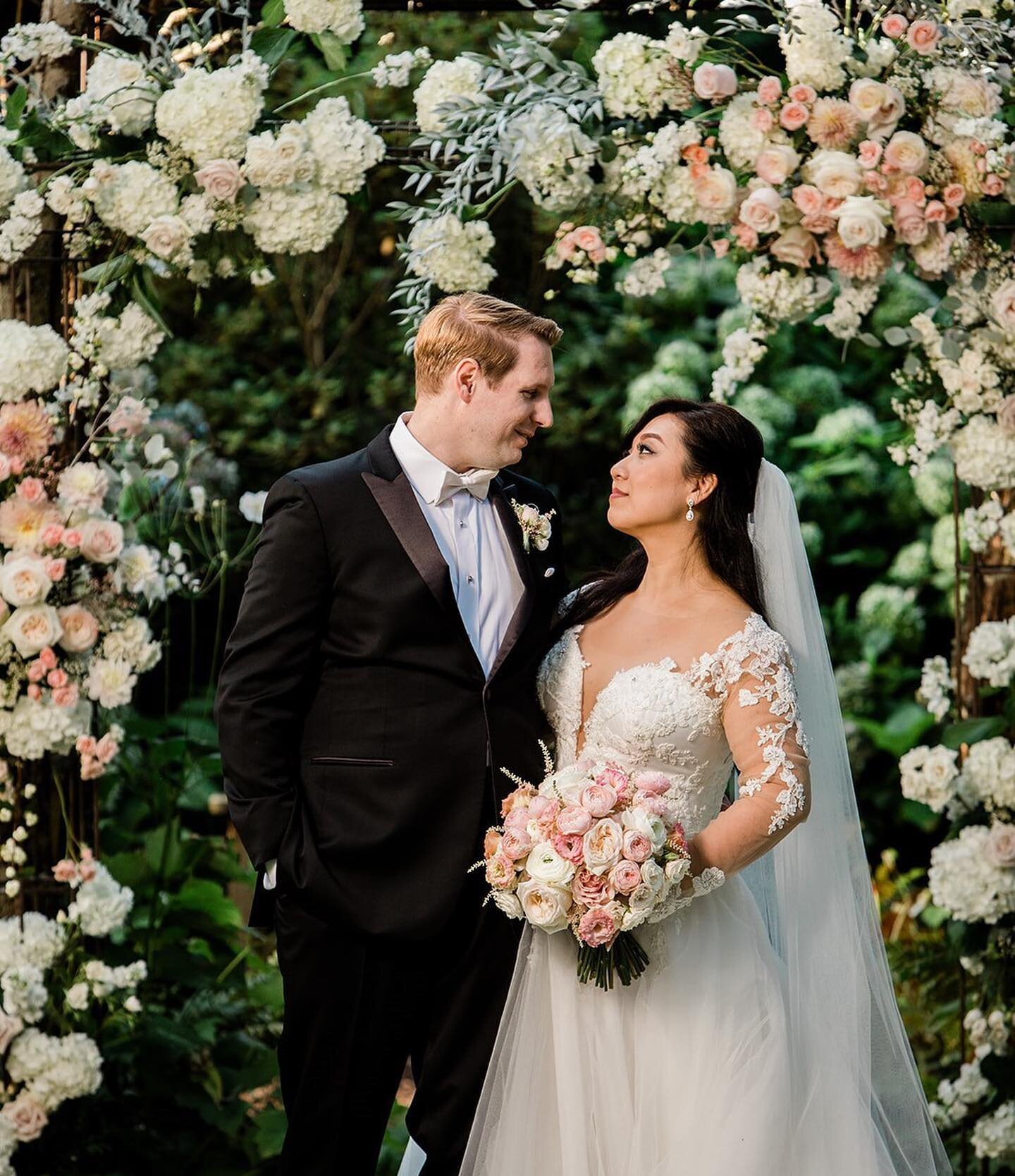 Soft glam and tumbling waves for this gorgeous brides garden ceremony!🌸 

Photo: @intodustphotography 
Planning: @meganwithclutchevents 
Florals: @seattlefloraldesign 
Location: @dunn.gardens 

#oregonbride #oregonbridemag #portlandwedding  #pdxwedd