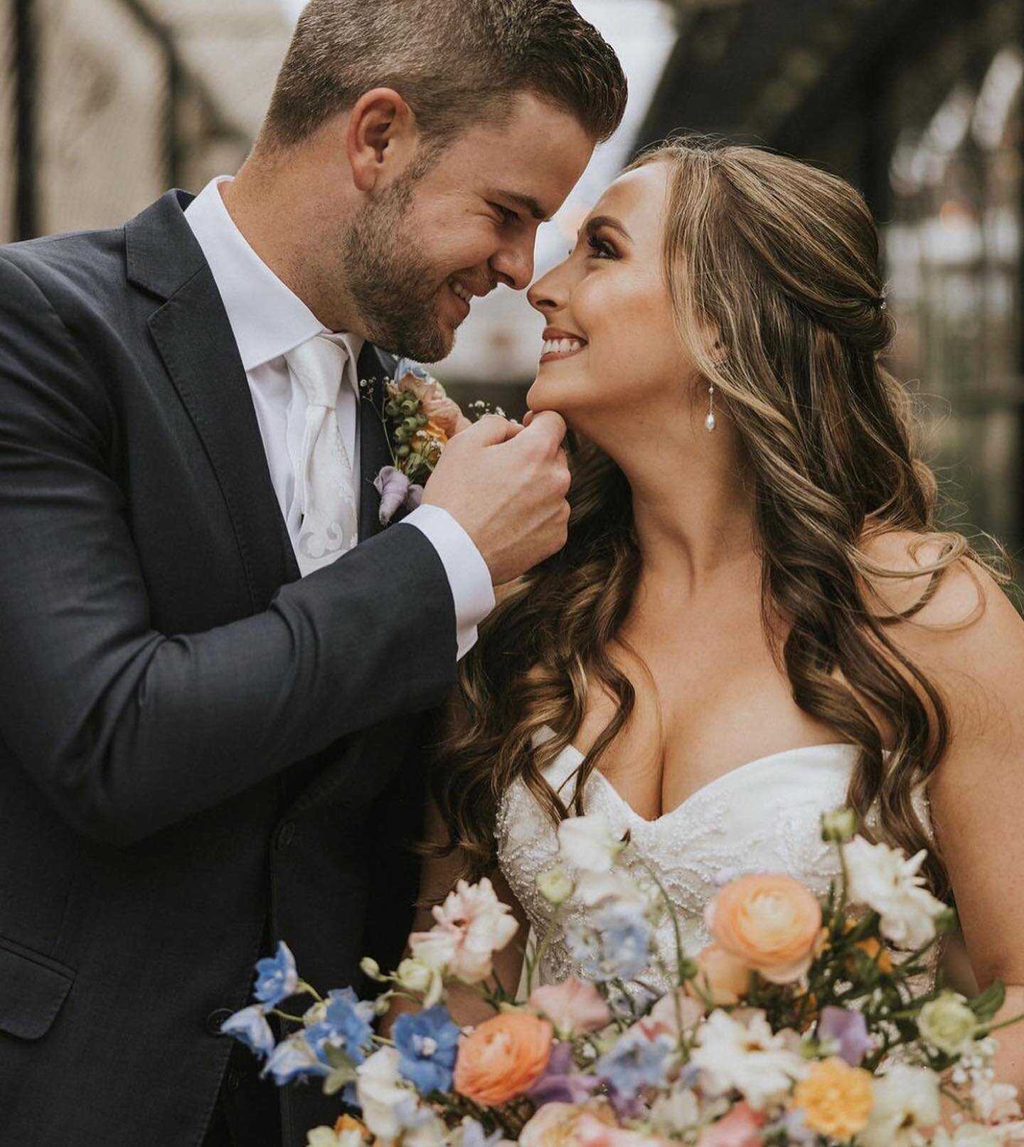 Safe to say we&rsquo;re a little (ok, a lot!) obsessed with this soft and modern glam look on our gorgeous bride 😍 
Hair and makeup by #OffwhiteNicole 

Photographer: @valenleephotography 
Planner: @meganwithclutchevents 
Florist: @goldenrodfloral 
