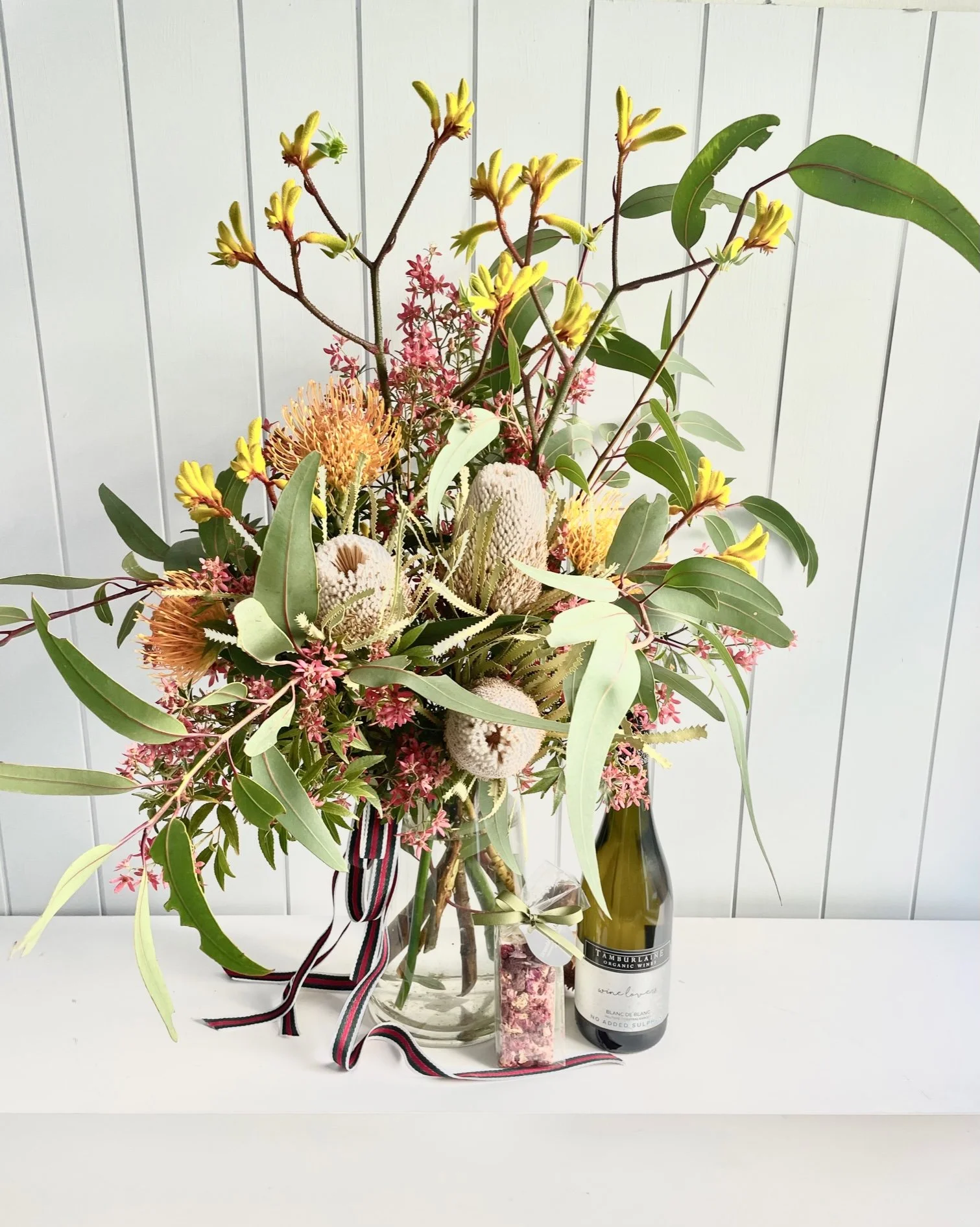 Fresh long lasting Christmas flowers delivered to Sydneys Northern Beaches from Copper Beech florist in Balgowlah. Same day available