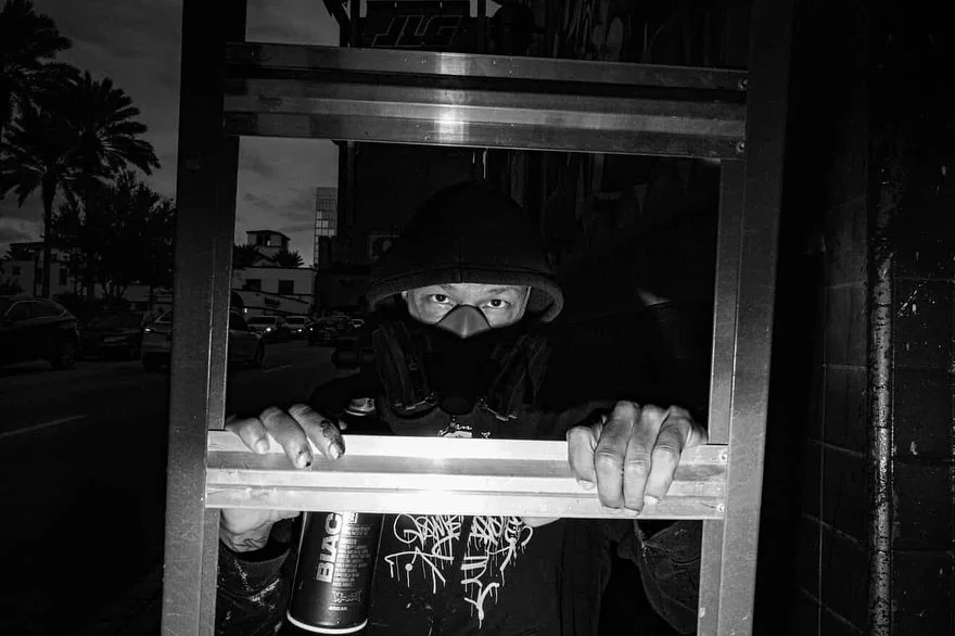 Del Dia a la noche , trabajando duro y con intencion. Esa es la ruta del desarrollo y enrriquesimiento Cultural ! @sostre.shots @publicartnation @cityarts_orlando @juniali7 @nikohigh  #lapesteacoco #orlando #comunidad #donrimx