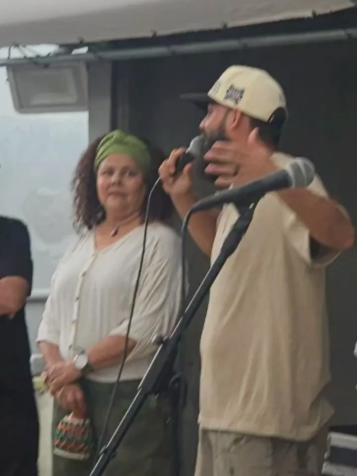 Ayer tuvimos la oportunidad de juntarnos frente a mi mas reciente Mural en el Barrio de Jaguas en el Pueblo de Ciales , Puerto Rico . All&iacute; pude compartir el concepto de la obra de arte y junto a los Vecinos @losplenerosdelacresta su familia , 